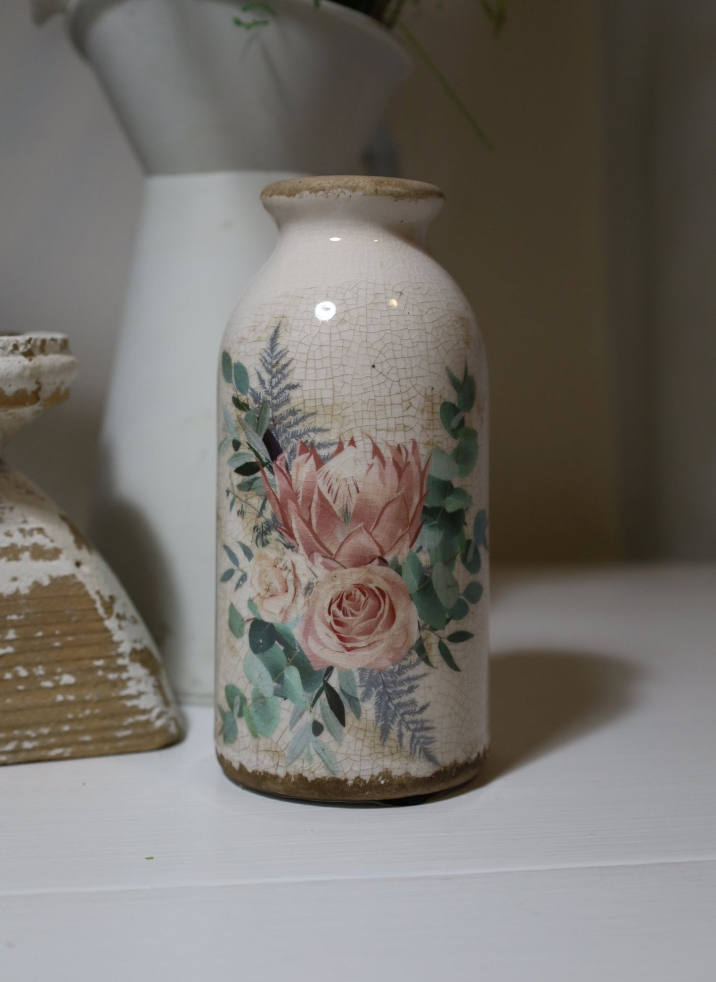 Vase in flaschenform im Brocante Stil mit Rosenmotiv aus Keramik in Beige-Rosa {{ Shabby Chic und Landhaus Deko }} {{ www.Stein-Alt.de }}
