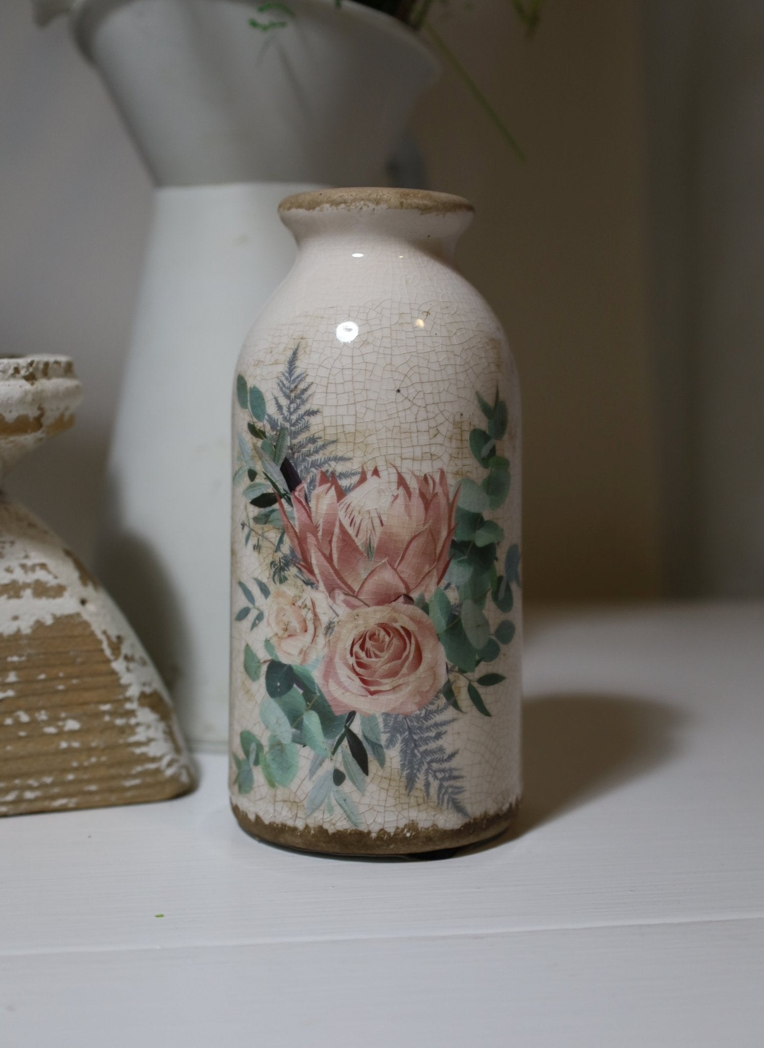 Vase in flaschenform im Brocante Stil mit Rosenmotiv aus Keramik in Beige-Rosa {{ Shabby Chic und Landhaus Deko }} {{ www.Stein-Alt.de }}