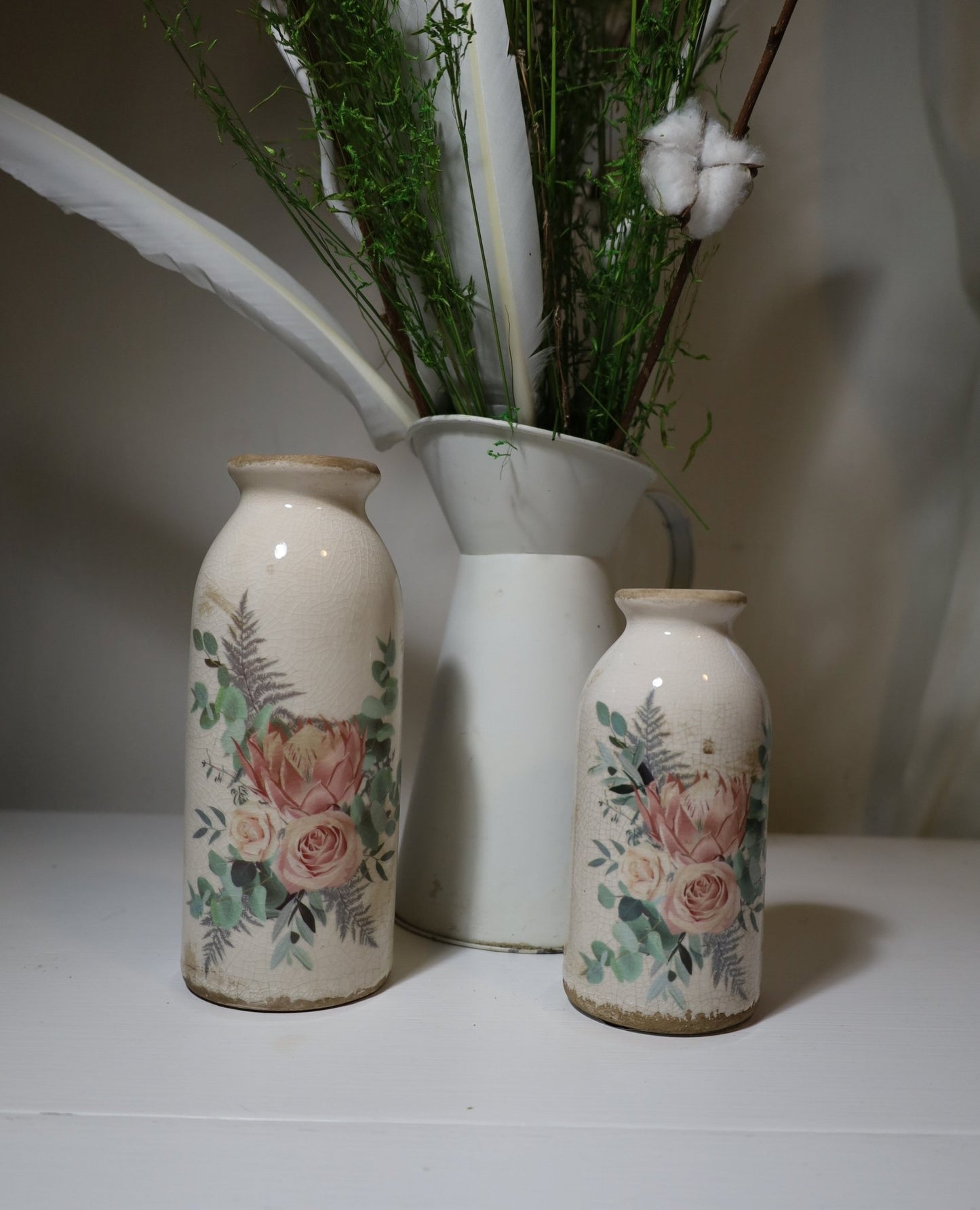 Vase in flaschenform im Brocante Stil mit Rosenmotiv aus Keramik in Beige-Rosa {{ Shabby Chic und Landhaus Deko }} {{ www.Stein-Alt.de }}