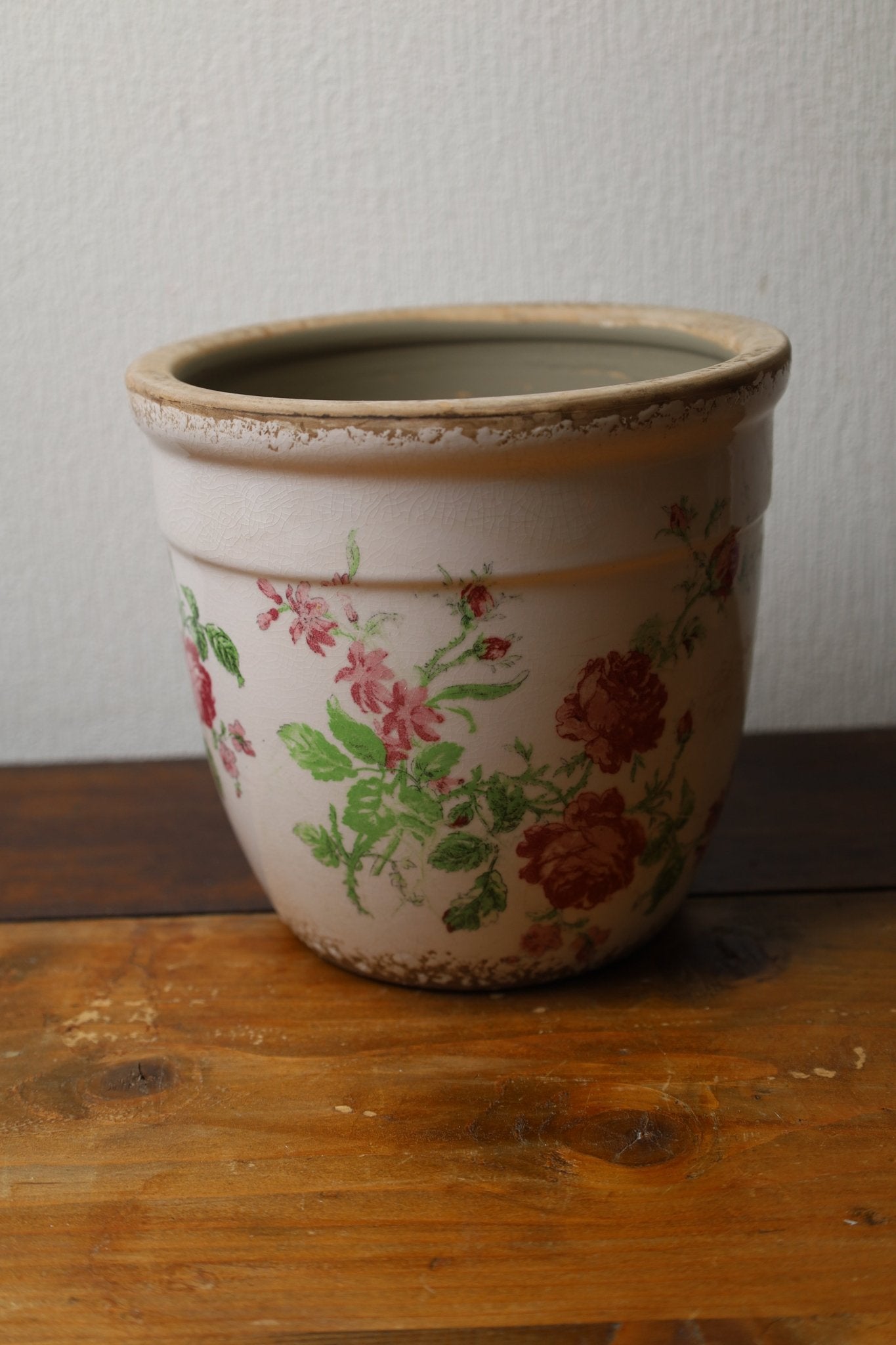 Vintage Blumentopf mit Rosenmotiv - Rosa Beige Keramik Übertopf Shabby Chic {{ Shabby Chic und Landhaus Deko }} {{ www.Stein-Alt.de }}