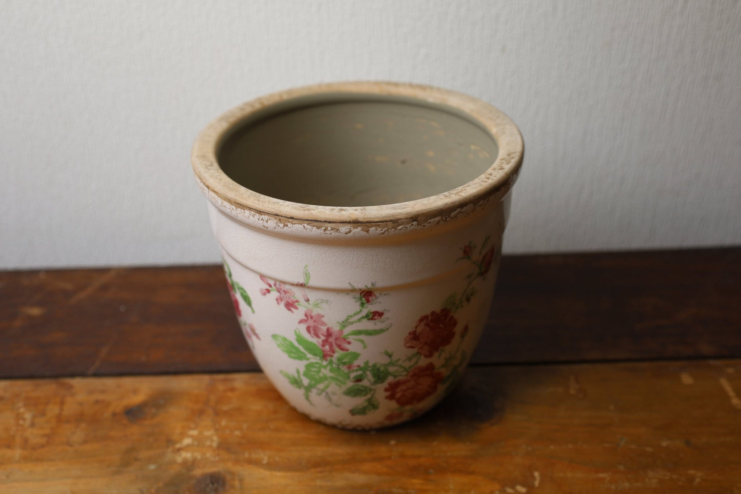 Vintage Blumentopf mit Rosenmotiv - Rosa Beige Keramik Übertopf Shabby Chic {{ Shabby Chic und Landhaus Deko }} {{ www.Stein-Alt.de }}