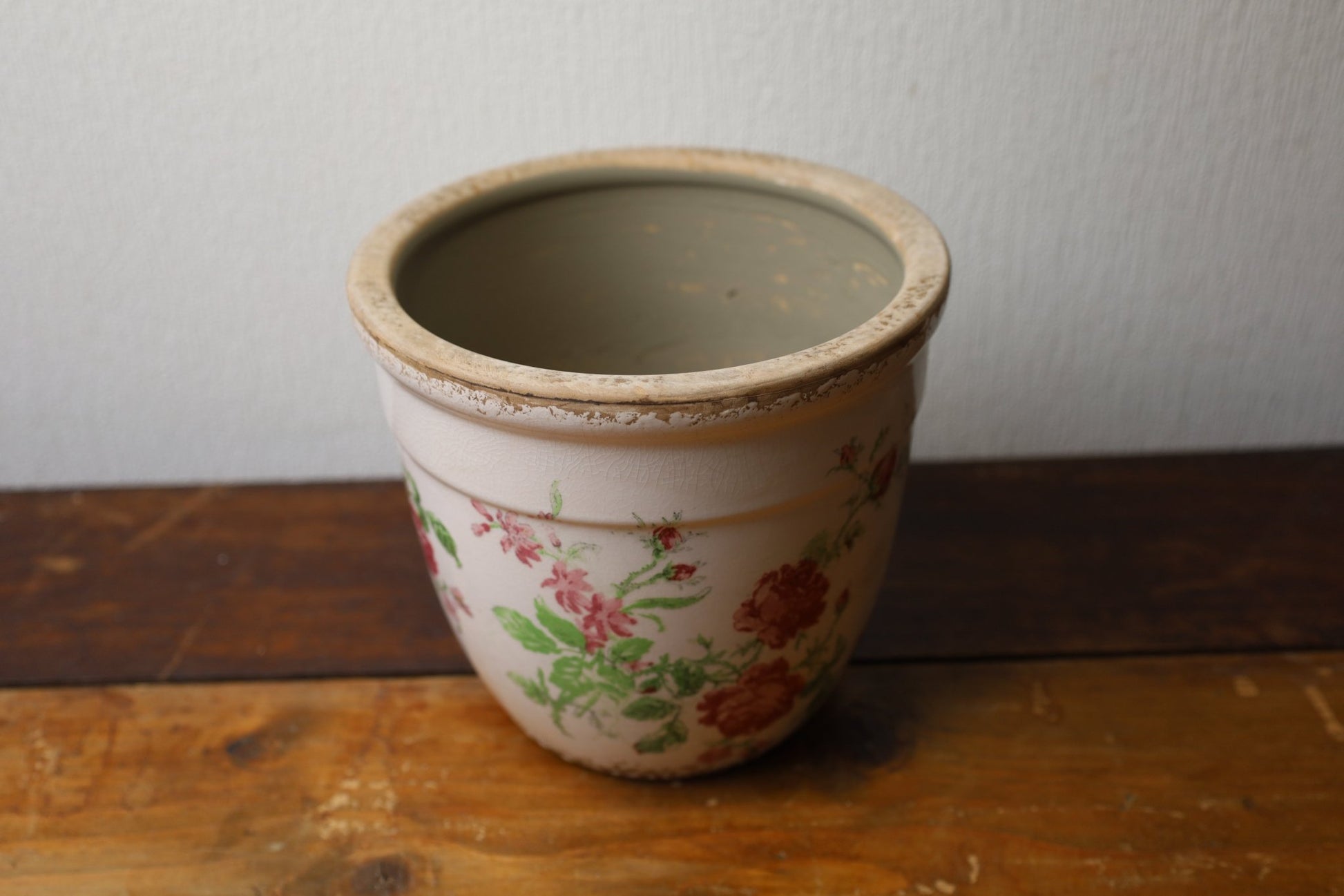 Vintage Blumentopf mit Rosenmotiv - Rosa Beige Keramik Übertopf Shabby Chic {{ Shabby Chic und Landhaus Deko }} {{ www.Stein-Alt.de }}
