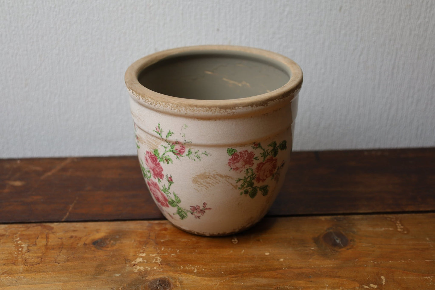 Vintage Blumentopf mit Rosenmotiv - Rosa Beige Keramik Übertopf Shabby Chic {{ Shabby Chic und Landhaus Deko }} {{ www.Stein-Alt.de }}