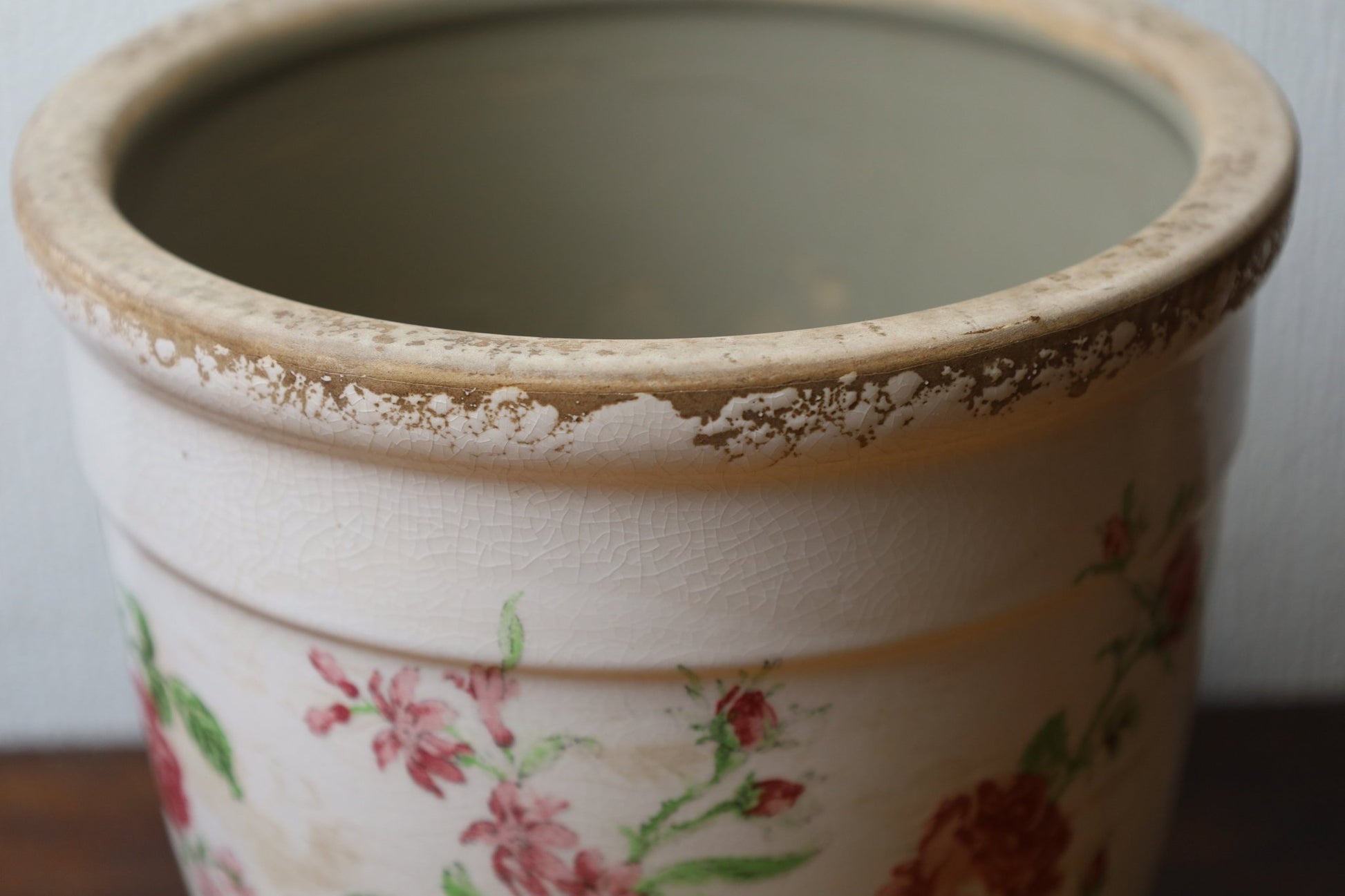 Vintage Blumentopf mit Rosenmotiv - Rosa Beige Keramik Übertopf Shabby Chic {{ Shabby Chic und Landhaus Deko }} {{ www.Stein-Alt.de }}