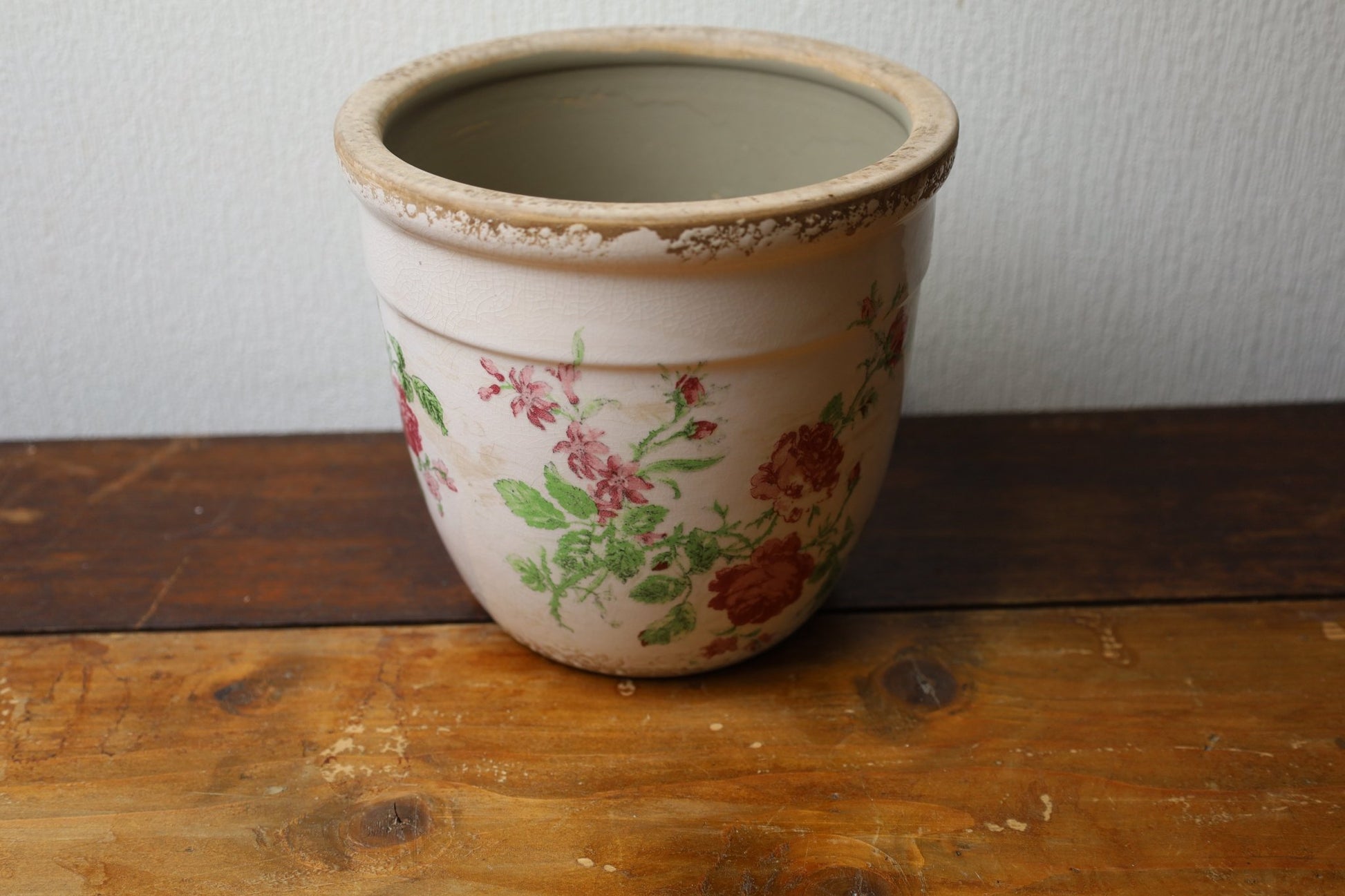 Vintage Blumentopf mit Rosenmotiv - Rosa Beige Keramik Übertopf Shabby Chic {{ Shabby Chic und Landhaus Deko }} {{ www.Stein-Alt.de }}