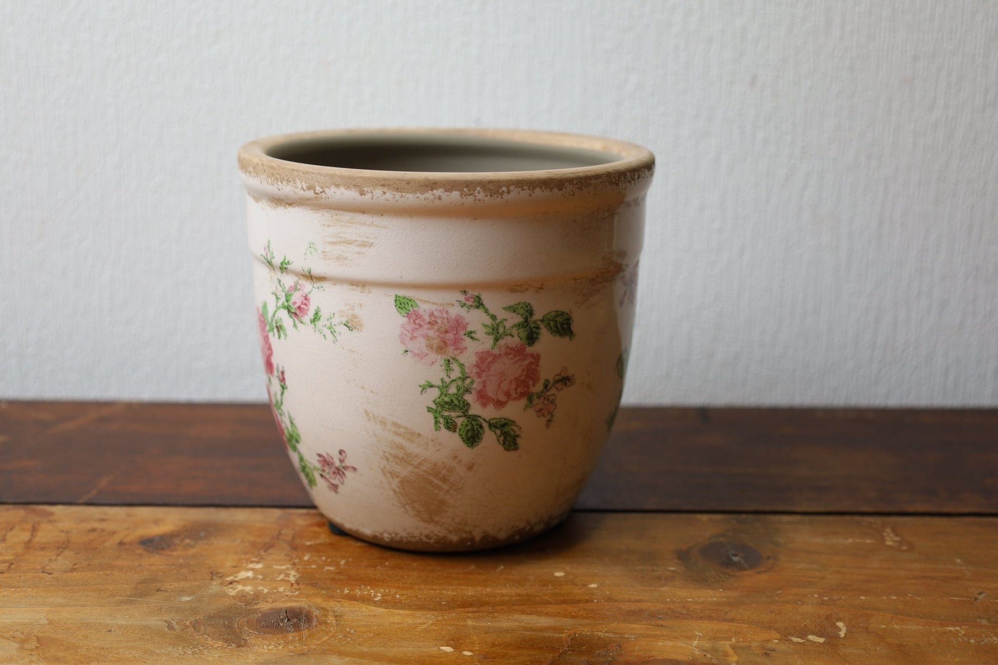 Vintage Blumentopf mit Rosenmotiv - Rosa Beige Keramik Übertopf Shabby Chic {{ Shabby Chic und Landhaus Deko }} {{ www.Stein-Alt.de }}