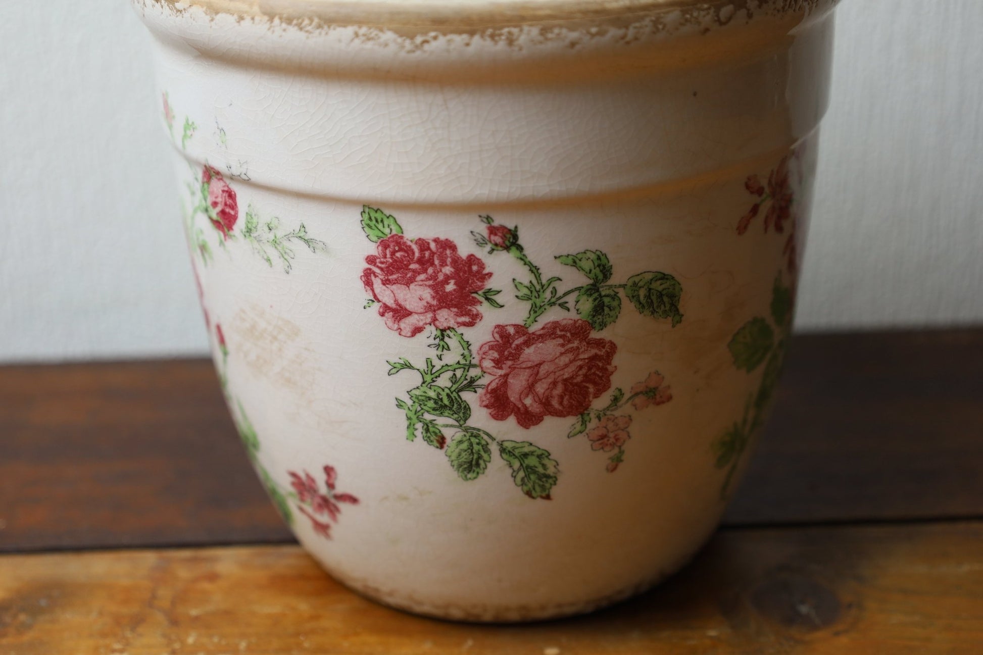 Vintage Blumentopf mit Rosenmotiv - Rosa Beige Keramik Übertopf Shabby Chic {{ Shabby Chic und Landhaus Deko }} {{ www.Stein-Alt.de }}