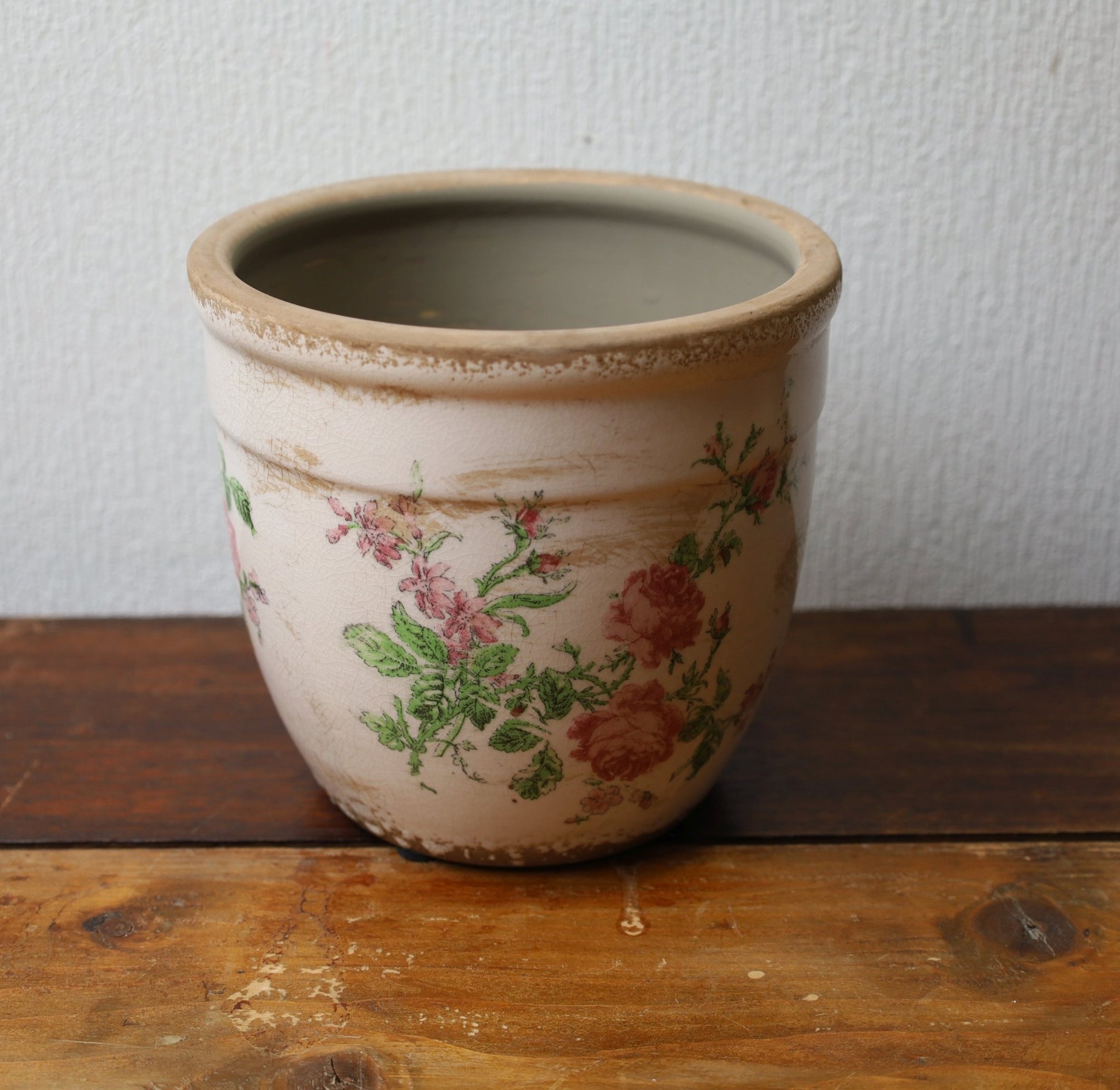 Vintage Blumentopf mit Rosenmotiv - Rosa Beige Keramik Übertopf Shabby Chic {{ Shabby Chic und Landhaus Deko }} {{ www.Stein-Alt.de }}