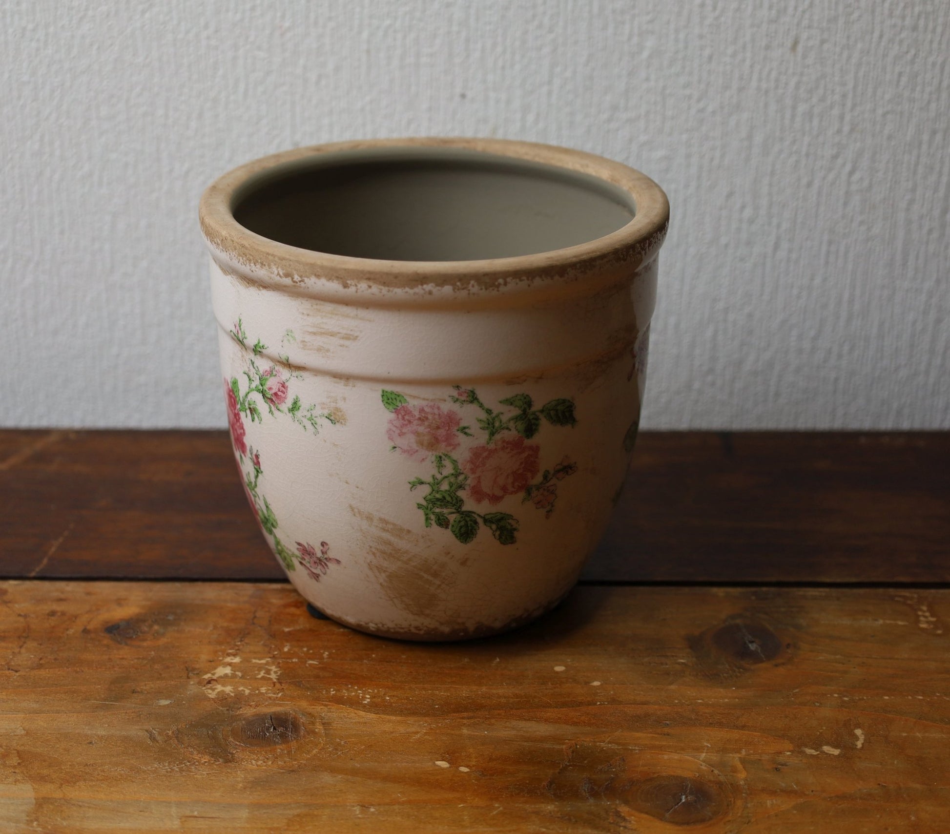 Vintage Blumentopf mit Rosenmotiv - Rosa Beige Keramik Übertopf Shabby Chic {{ Shabby Chic und Landhaus Deko }} {{ www.Stein-Alt.de }}