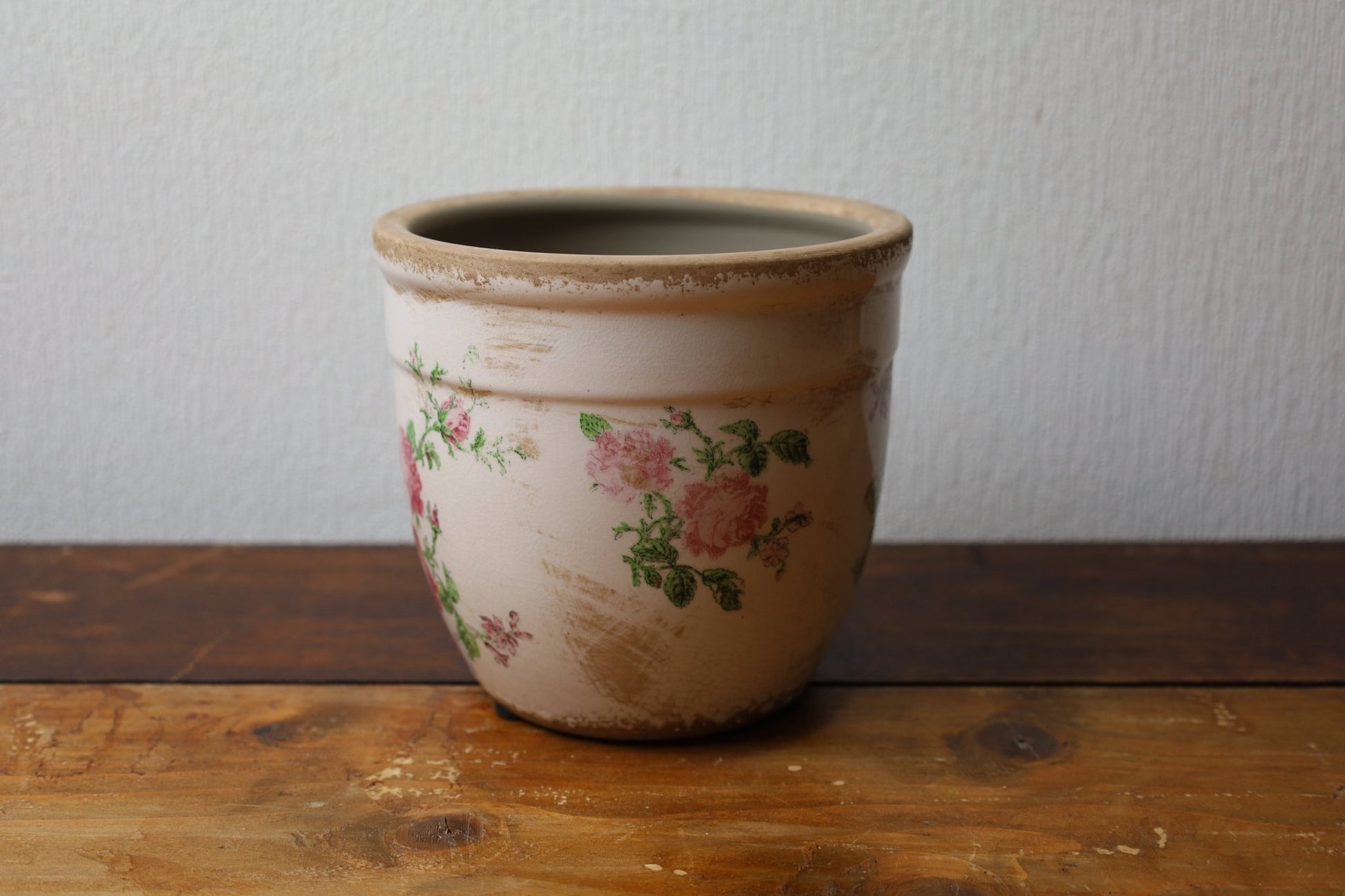 Vintage Blumentopf mit Rosenmotiv - Rosa Beige Keramik Übertopf Shabby Chic {{ Shabby Chic und Landhaus Deko }} {{ www.Stein-Alt.de }}