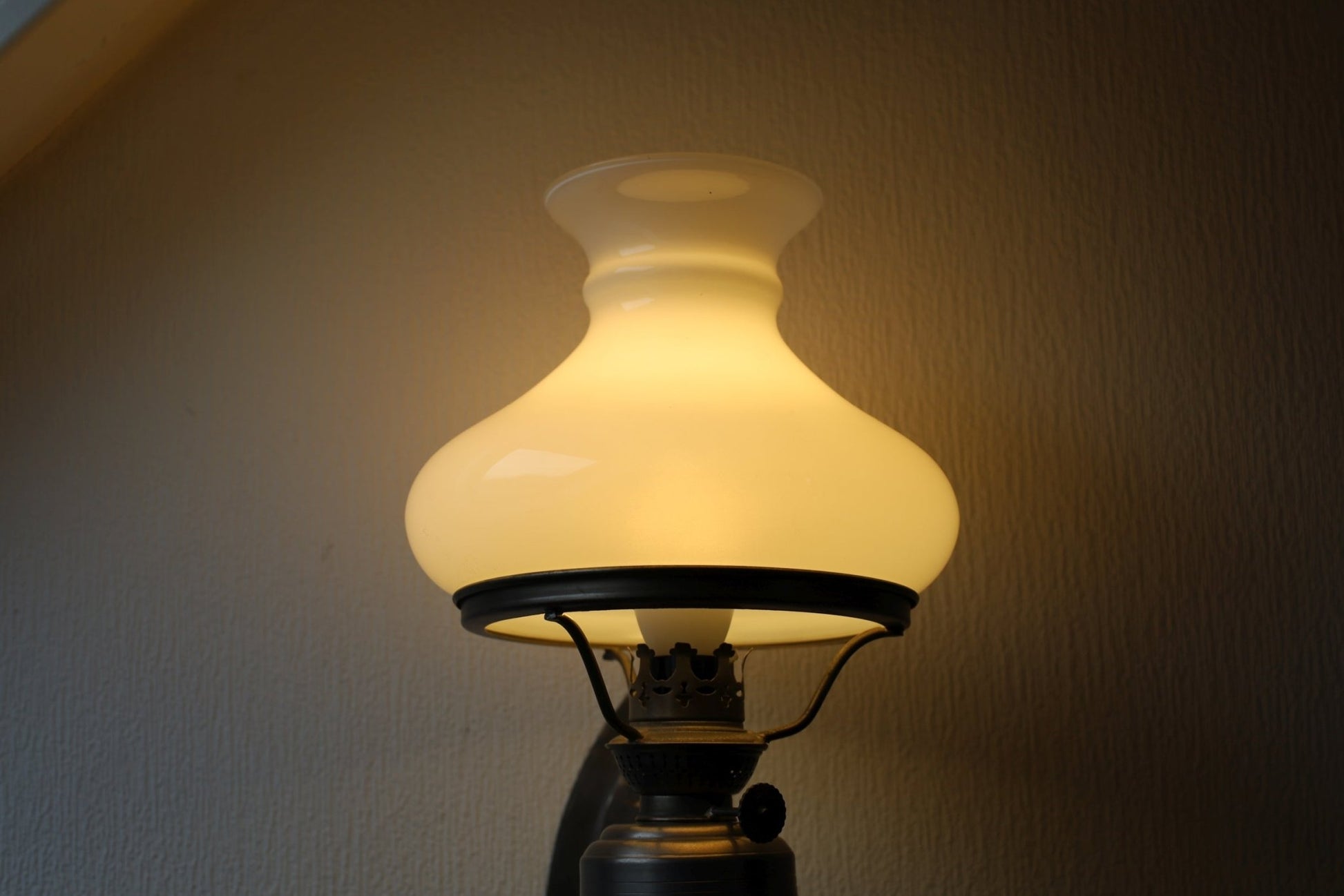 Vintage Wandleuchte aus Zinn Silber mit weißem Glasschirm – Nostalgische Petroleumlampe {{ Shabby Chic und Landhaus Deko }} {{ www.Stein-Alt.de }}