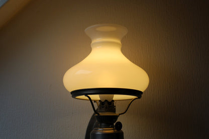 Wandleuchte Vintage Wandleuchte aus Zinn Silber mit weißem Glasschirm – Nostalgische Petroleumlampe Shabby Chic und Landhaus Deko bei www.Stein-Alt.de