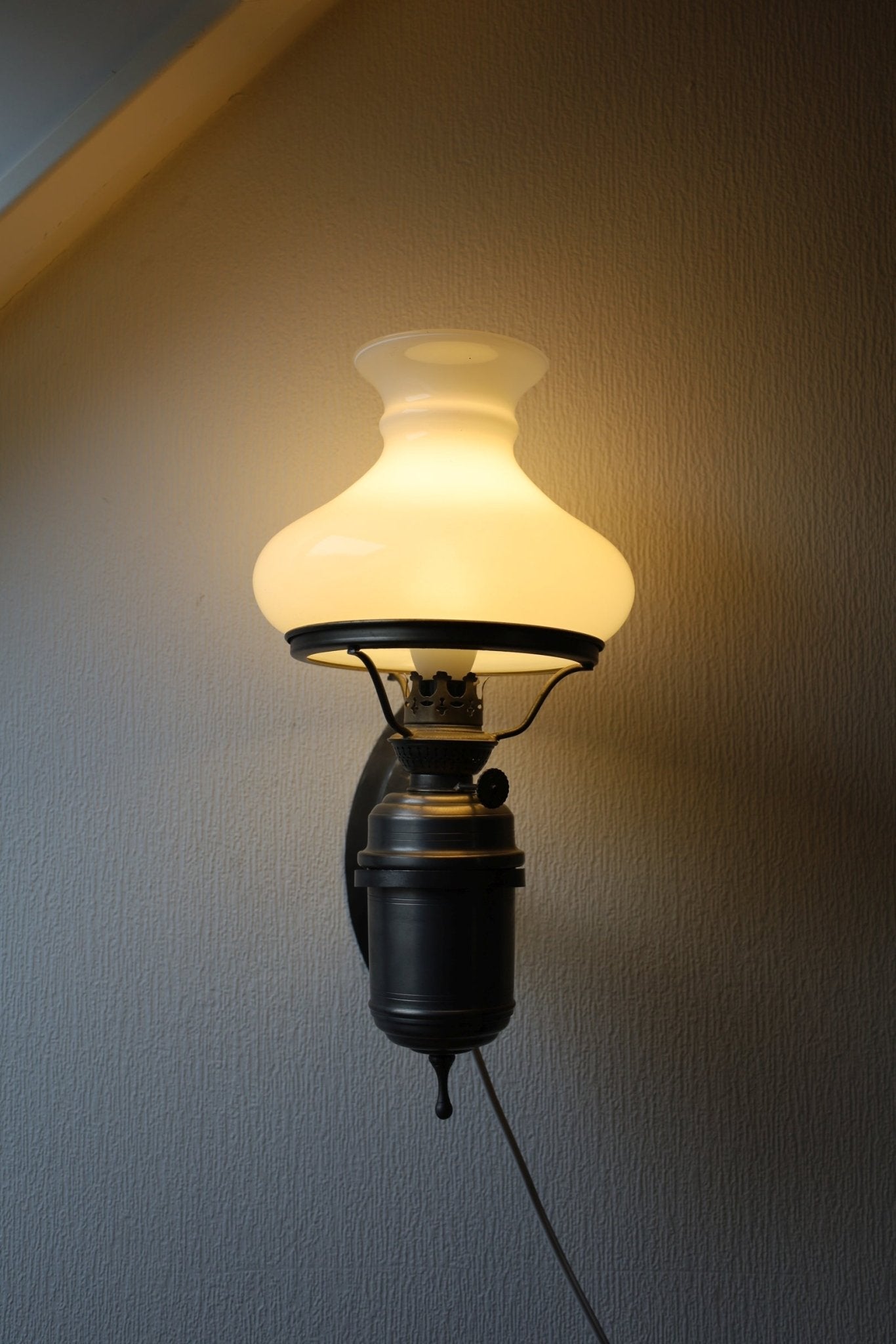 Vintage Wandleuchte aus Zinn Silber mit weißem Glasschirm – Nostalgische Petroleumlampe {{ Shabby Chic und Landhaus Deko }} {{ www.Stein-Alt.de }}