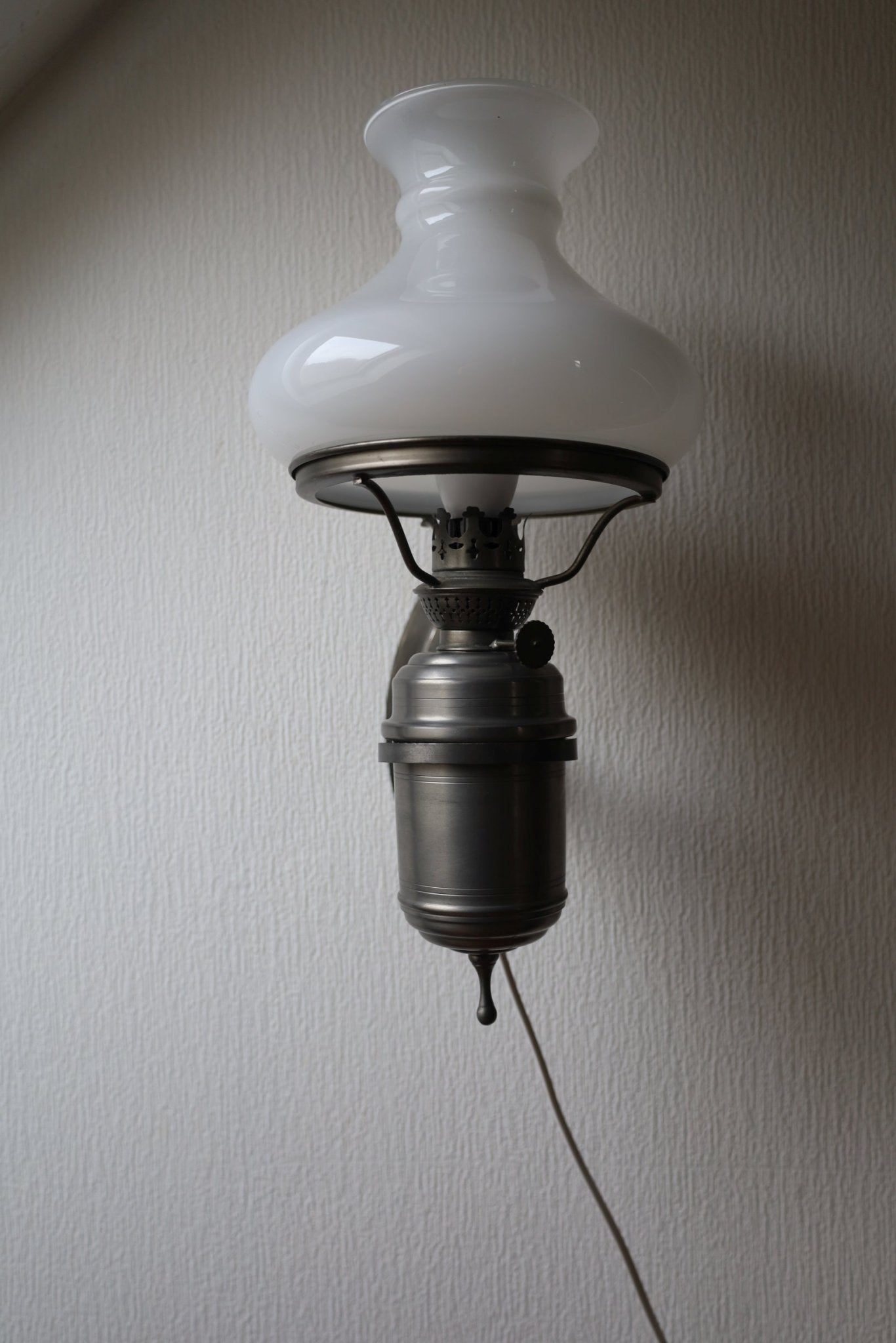 Vintage Wandleuchte aus Zinn Silber mit weißem Glasschirm – Nostalgische Petroleumlampe {{ Shabby Chic und Landhaus Deko }} {{ www.Stein-Alt.de }}