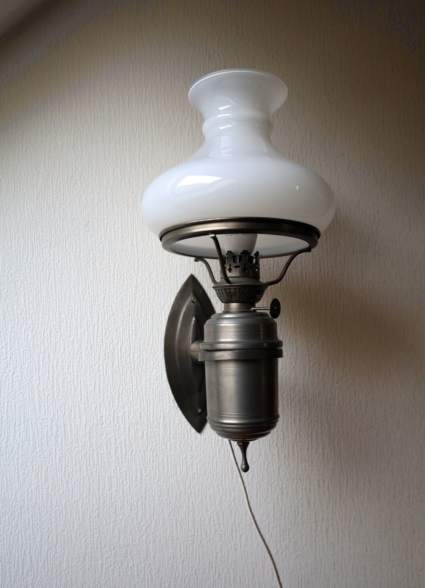 Vintage Wandleuchte aus Zinn Silber mit weißem Glasschirm – Nostalgische Petroleumlampe {{ Shabby Chic und Landhaus Deko }} {{ www.Stein-Alt.de }}