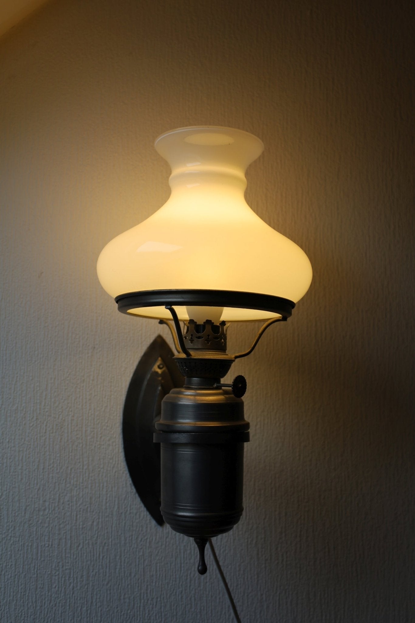 Vintage Wandleuchte aus Zinn Silber mit weißem Glasschirm – Nostalgische Petroleumlampe {{ Shabby Chic und Landhaus Deko }} {{ www.Stein-Alt.de }}