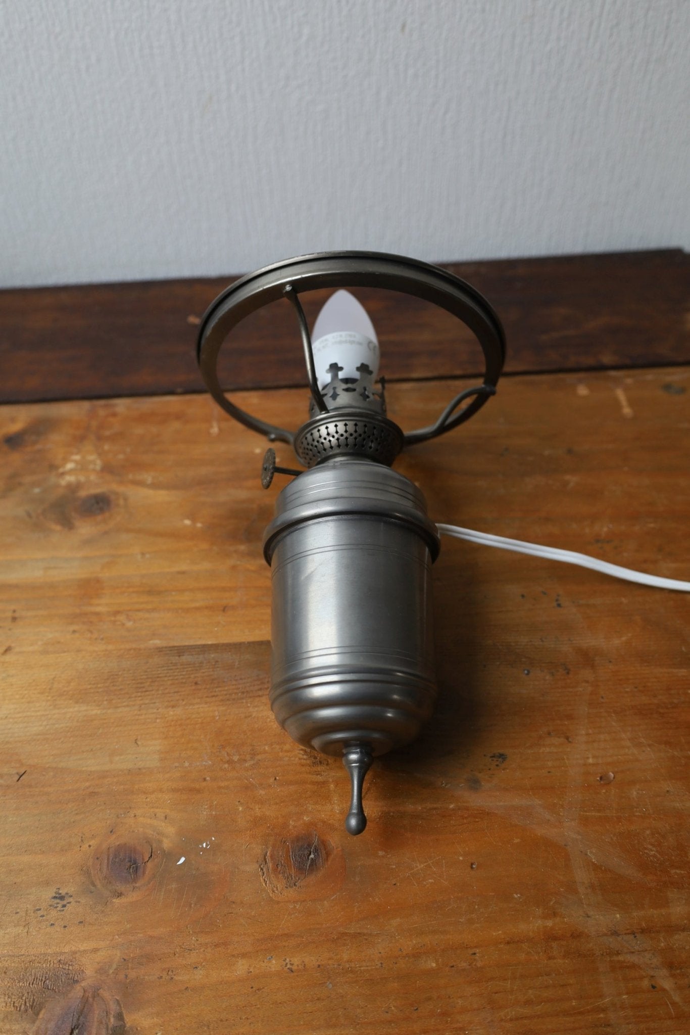 Vintage Wandleuchte aus Zinn Silber mit weißem Glasschirm – Nostalgische Petroleumlampe {{ Shabby Chic und Landhaus Deko }} {{ www.Stein-Alt.de }}