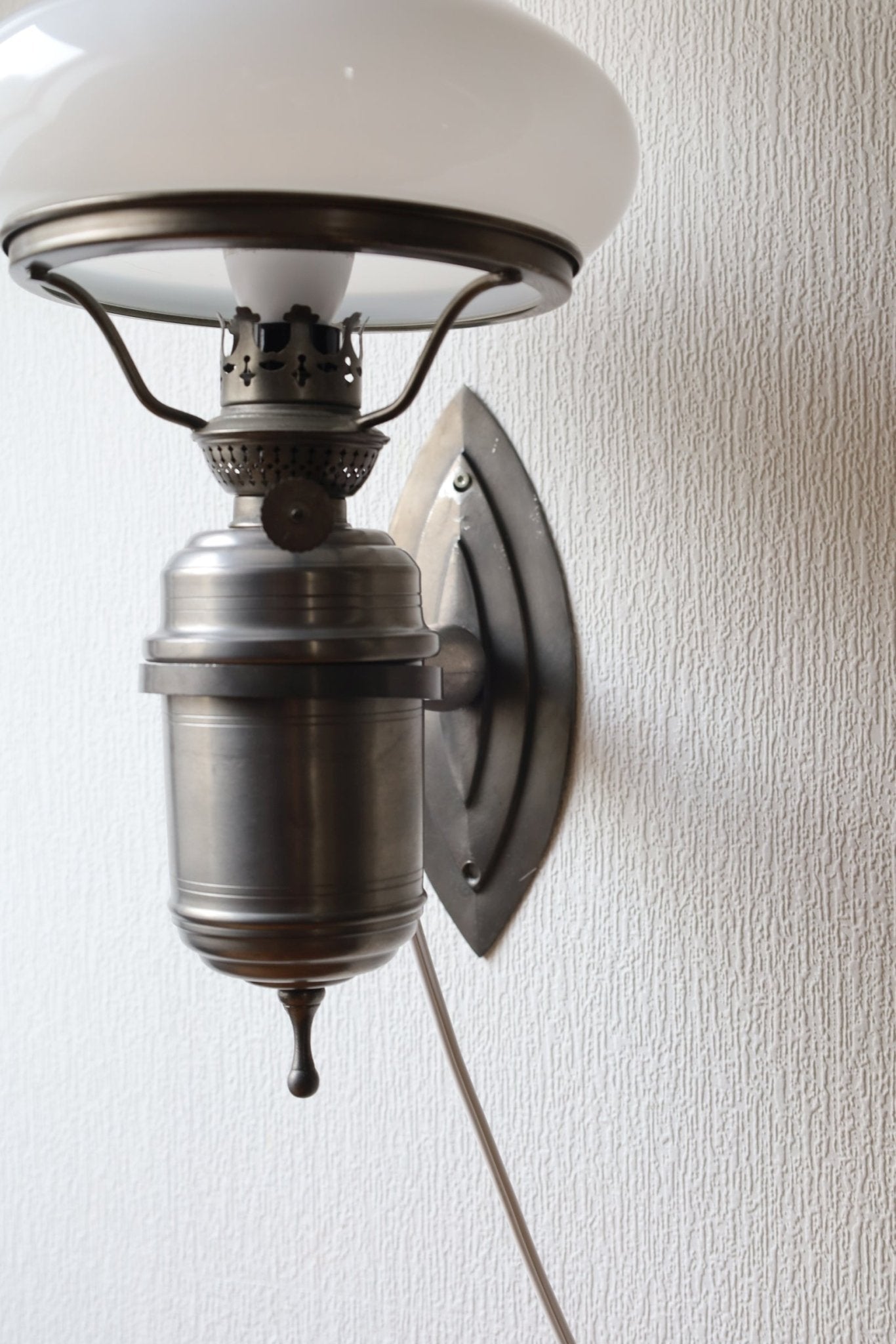 Vintage Wandleuchte aus Zinn Silber mit weißem Glasschirm – Nostalgische Petroleumlampe {{ Shabby Chic und Landhaus Deko }} {{ www.Stein-Alt.de }}