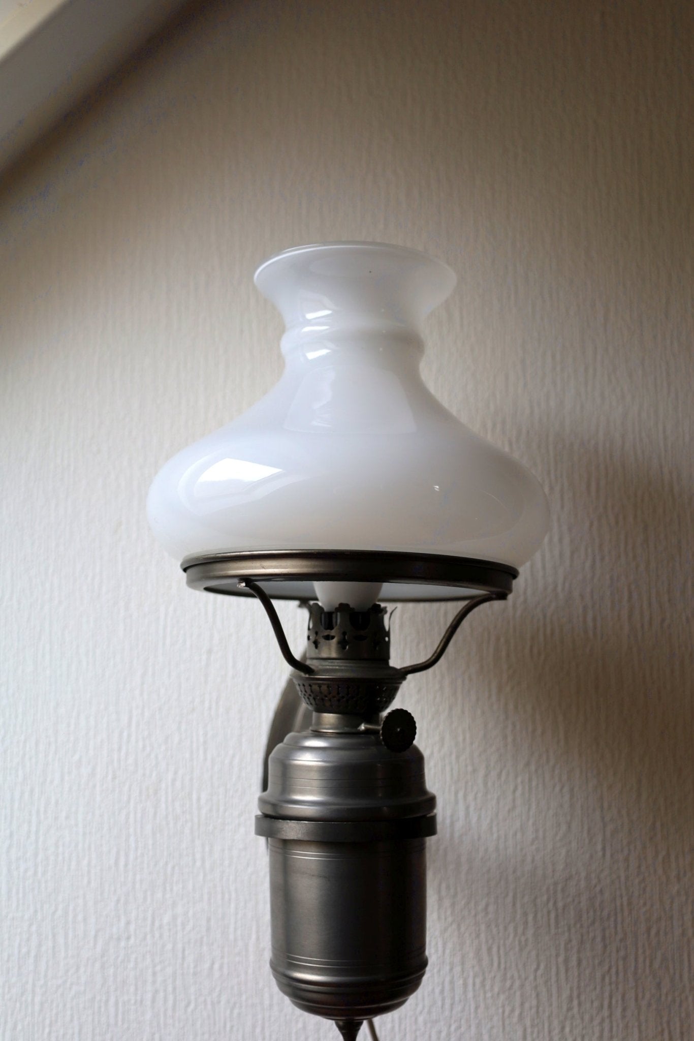 Vintage Wandleuchte aus Zinn Silber mit weißem Glasschirm – Nostalgische Petroleumlampe {{ Shabby Chic und Landhaus Deko }} {{ www.Stein-Alt.de }}