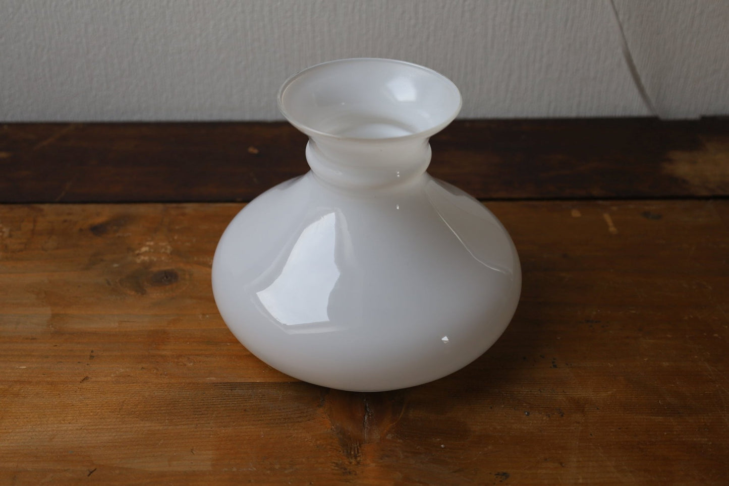 Vintage Wandleuchte aus Zinn Silber mit weißem Glasschirm – Nostalgische Petroleumlampe {{ Shabby Chic und Landhaus Deko }} {{ www.Stein-Alt.de }}