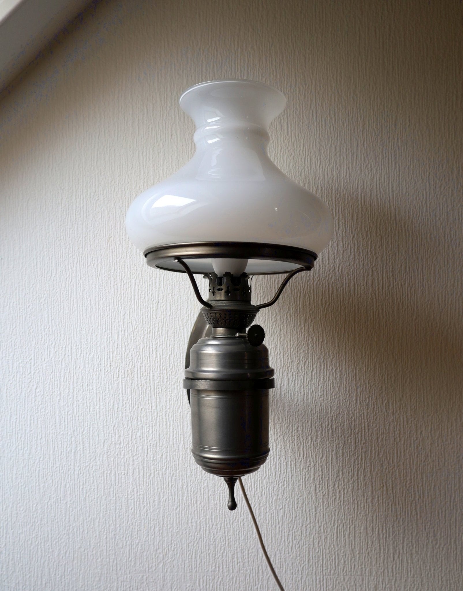Vintage Wandleuchte aus Zinn Silber mit weißem Glasschirm – Nostalgische Petroleumlampe {{ Shabby Chic und Landhaus Deko }} {{ www.Stein-Alt.de }}