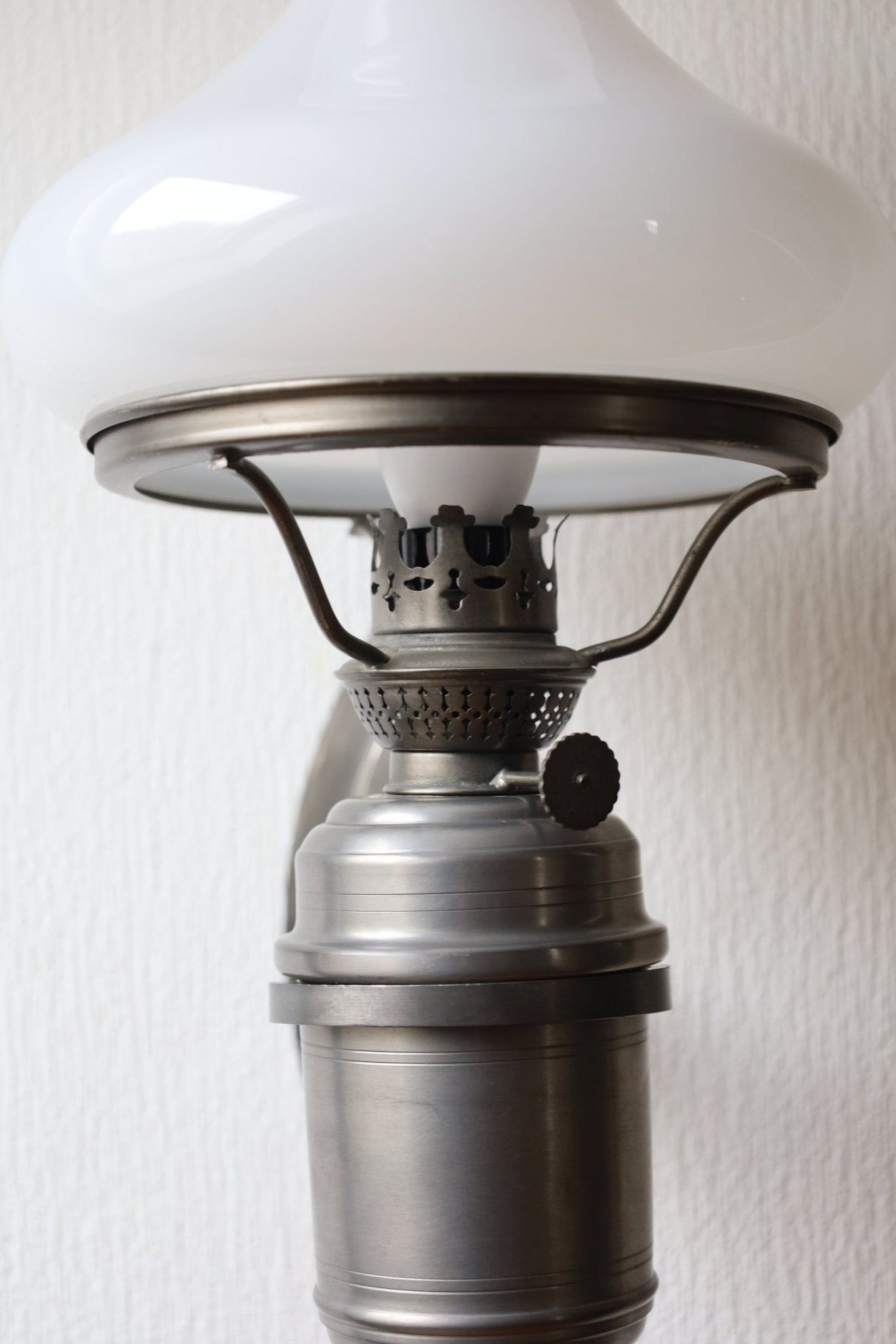 Vintage Wandleuchte aus Zinn Silber mit weißem Glasschirm – Nostalgische Petroleumlampe {{ Shabby Chic und Landhaus Deko }} {{ www.Stein-Alt.de }}