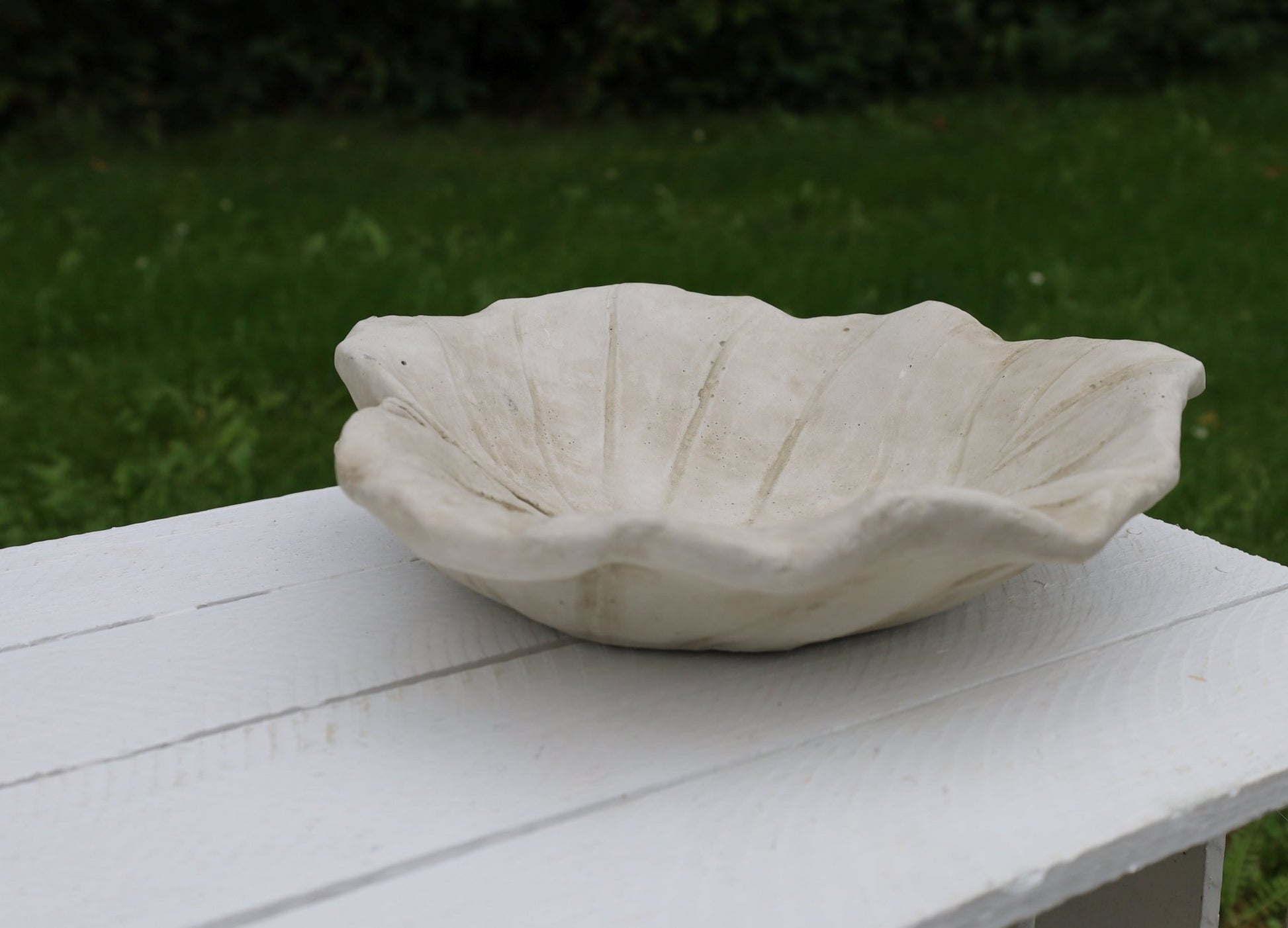 Vogeltränke Steinguss Blatt-Design | Vogelbad Garten & Balkon Landhaus Ø22 cm {{ Shabby Chic und Landhaus Deko }} {{ www.Stein-Alt.de }}