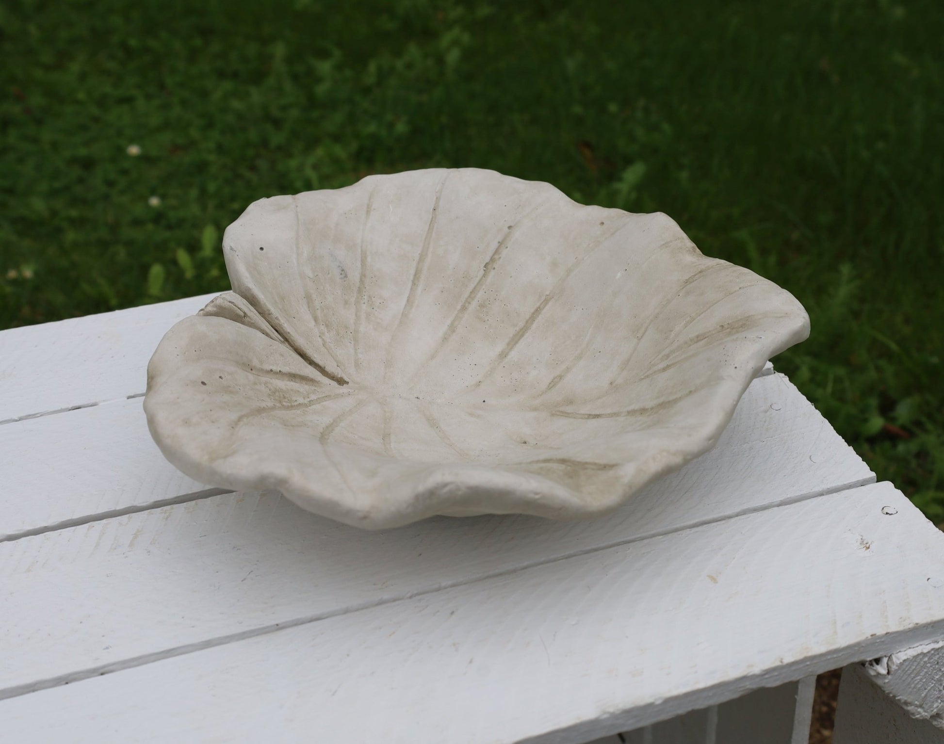 Vogeltränke Steinguss Blatt-Design | Vogelbad Garten & Balkon Landhaus Ø22 cm {{ Shabby Chic und Landhaus Deko }} {{ www.Stein-Alt.de }}