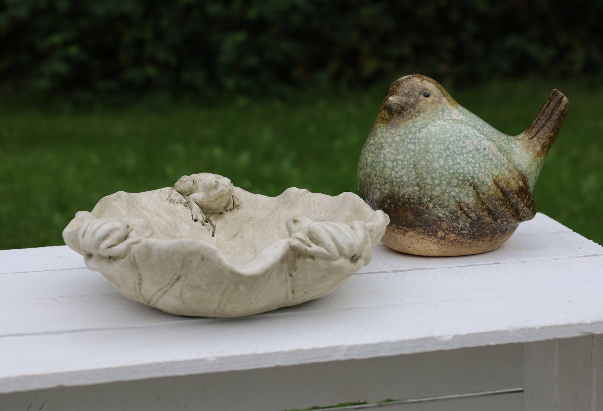 Vogeltränke Steinguss Blattform mit Frosch - Grau-Beige Landhausstil {{ Shabby Chic und Landhaus Deko }} {{ www.Stein-Alt.de }}