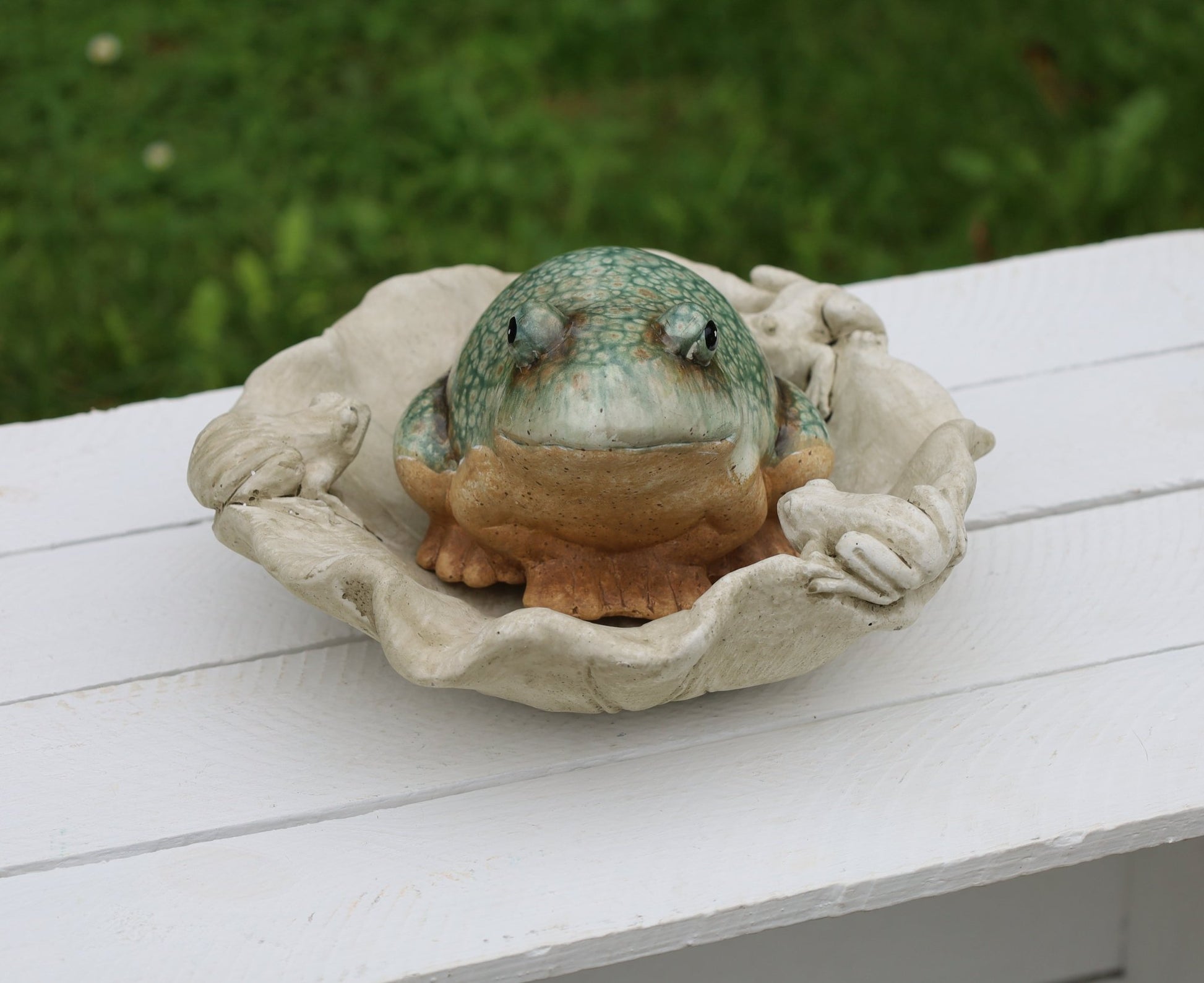 Vogeltränke Steinguss Blattform mit Frosch - Grau-Beige Landhausstil {{ Shabby Chic und Landhaus Deko }} {{ www.Stein-Alt.de }}