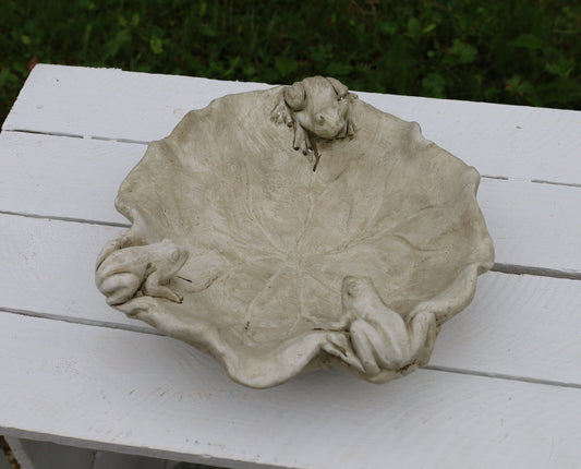 Vogeltränke Steinguss Blattform mit Frosch - Grau-Beige Landhausstil {{ Shabby Chic und Landhaus Deko }} {{ www.Stein-Alt.de }}