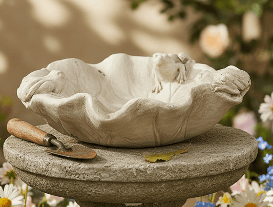 Vogeltränke Steinguss Blattform mit Frosch - Grau-Beige Landhausstil {{ Shabby Chic und Landhaus Deko }} {{ www.Stein-Alt.de }}