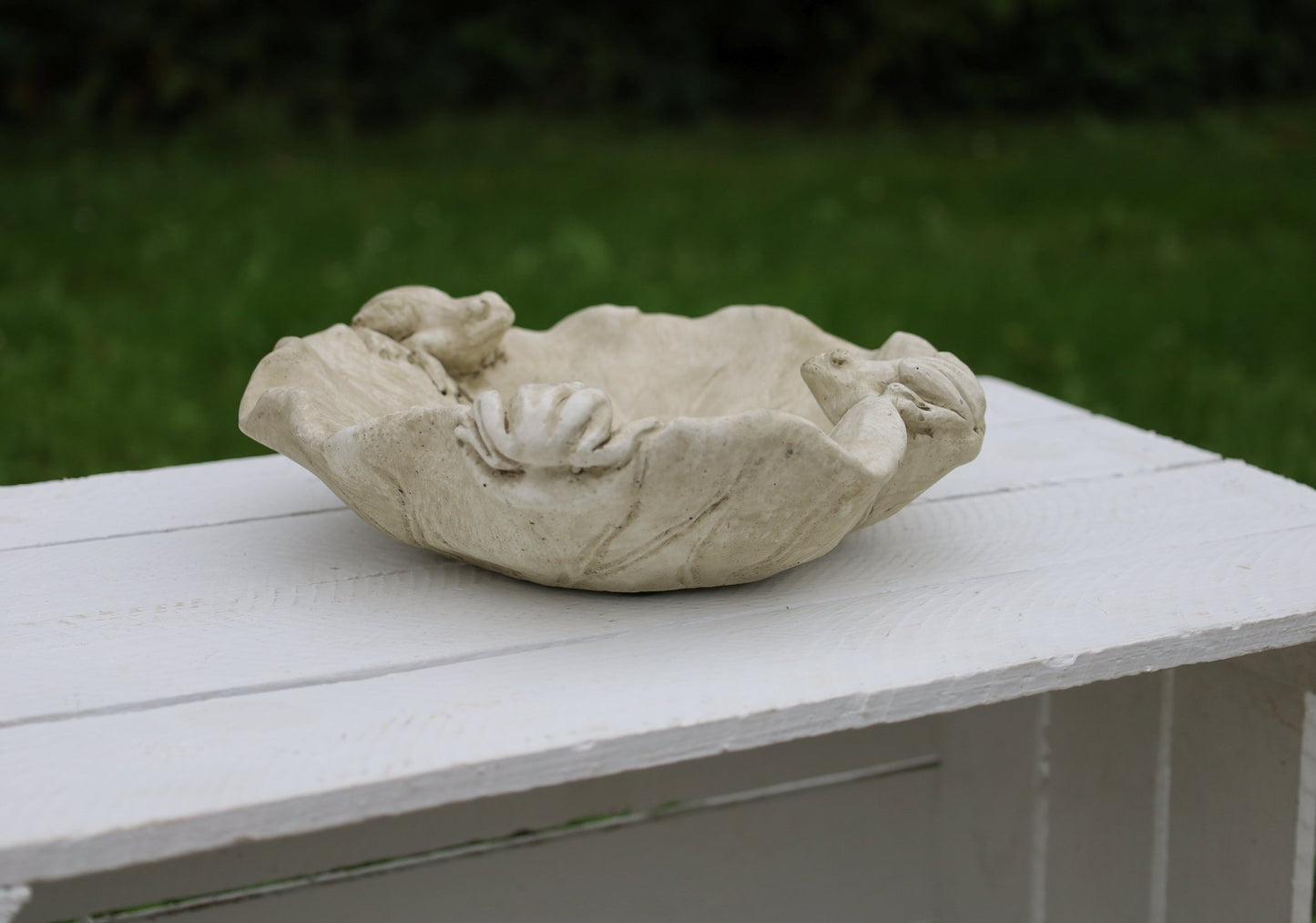 Vogeltränke Steinguss Blattform mit Frosch - Grau-Beige Landhausstil {{ Shabby Chic und Landhaus Deko }} {{ www.Stein-Alt.de }}
