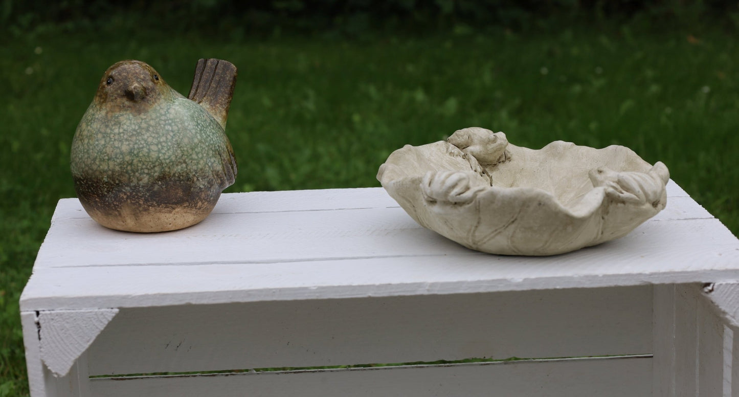 Vogeltränke Steinguss Blattform mit Frosch - Grau-Beige Landhausstil {{ Shabby Chic und Landhaus Deko }} {{ www.Stein-Alt.de }}