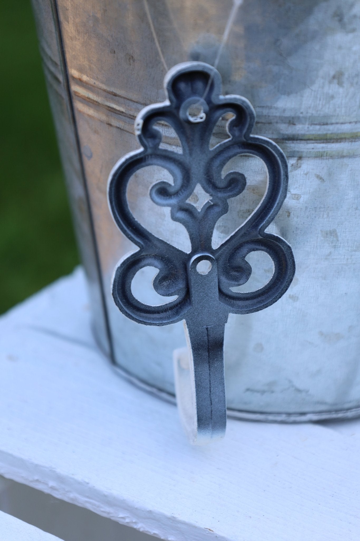Wandhaken Shabby Chic Weiß - Garderobenhaken Eisen Landhausstil {{ Shabby Chic und Landhaus Deko }} {{ www.Stein-Alt.de }}