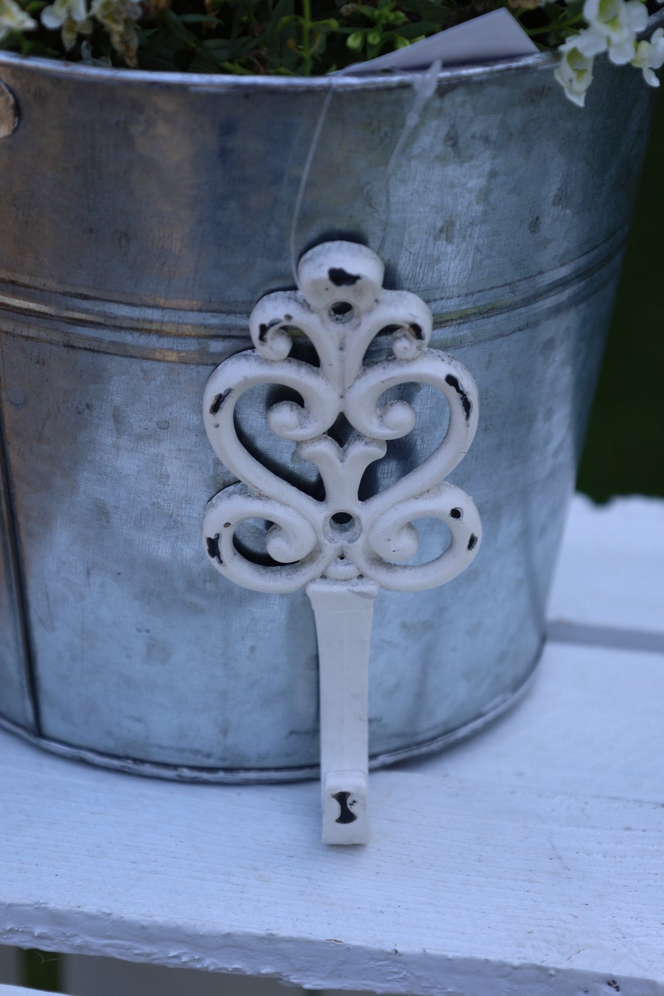 Wandhaken Shabby Chic Weiß - Garderobenhaken Eisen Landhausstil {{ Shabby Chic und Landhaus Deko }} {{ www.Stein-Alt.de }}