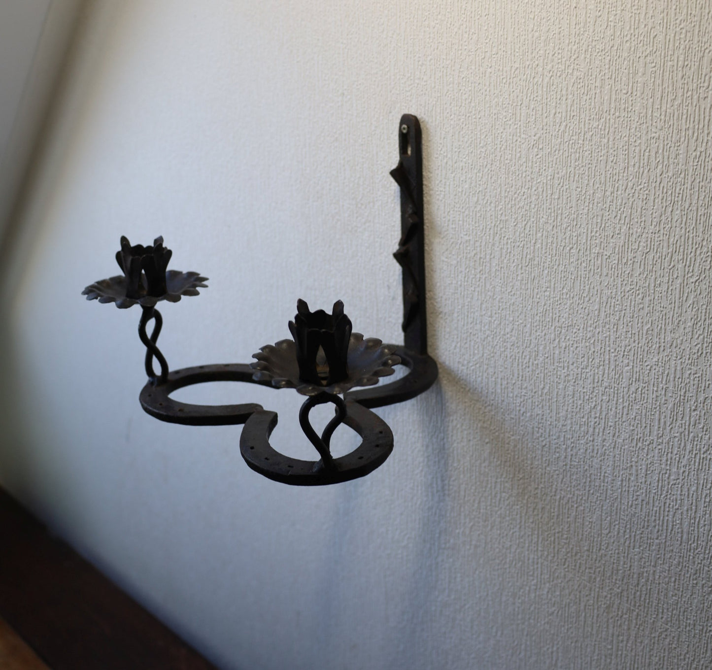 Wandkerzenhalter Hufeisen Gusseisen Schwarz - Kleeblatt-Design für 2 Kerzen Landhaus {{ Shabby Chic und Landhaus Deko }} {{ www.Stein-Alt.de }}