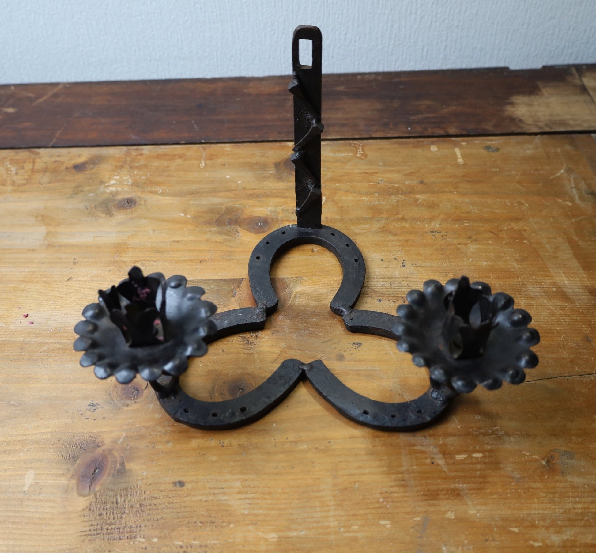 Wandkerzenhalter Hufeisen Gusseisen Schwarz - Kleeblatt-Design für 2 Kerzen Landhaus {{ Shabby Chic und Landhaus Deko }} {{ www.Stein-Alt.de }}
