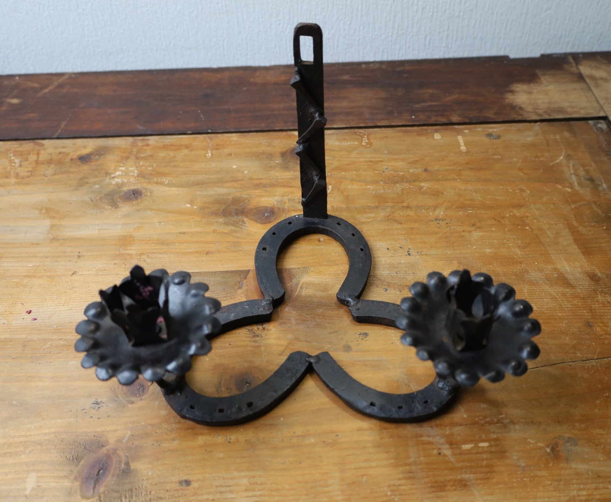 Wandkerzenhalter Hufeisen Gusseisen Schwarz - Kleeblatt-Design für 2 Kerzen Landhaus {{ Shabby Chic und Landhaus Deko }} {{ www.Stein-Alt.de }}