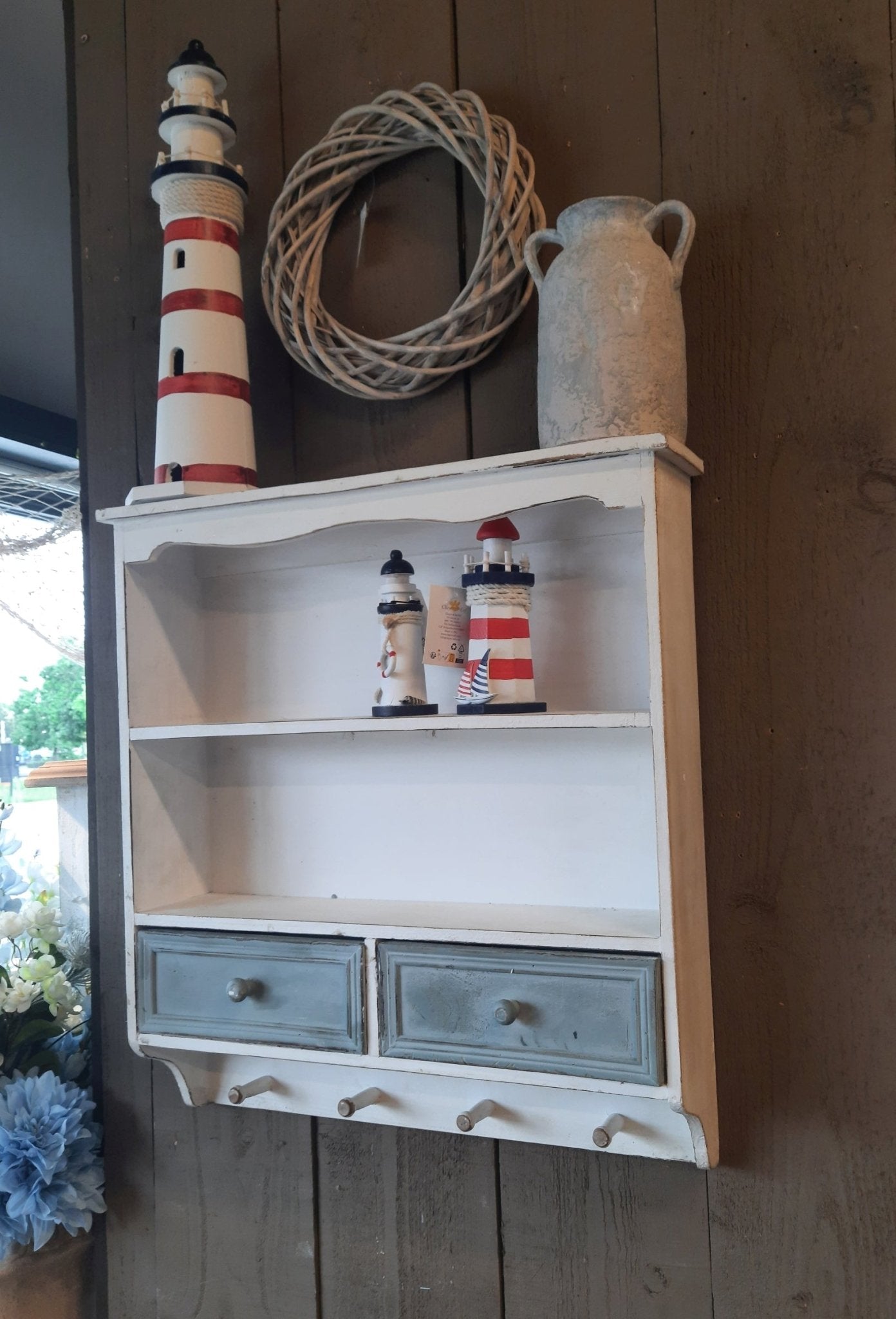 Wandregal Holz mit Schubladen & Haken - Shabby Chic Landhausstil Weiß, Braun Weiß {{ Shabby Chic und Landhaus Deko }} {{ www.Stein-Alt.de }}
