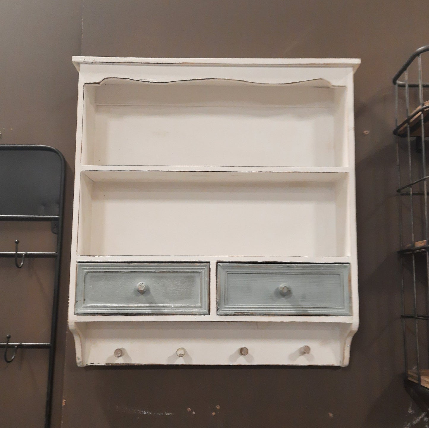 Wandregal Holz mit Schubladen & Haken - Shabby Chic Landhausstil Weiß, Braun {{ Shabby Chic und Landhaus Deko }} {{ www.Stein-Alt.de }}