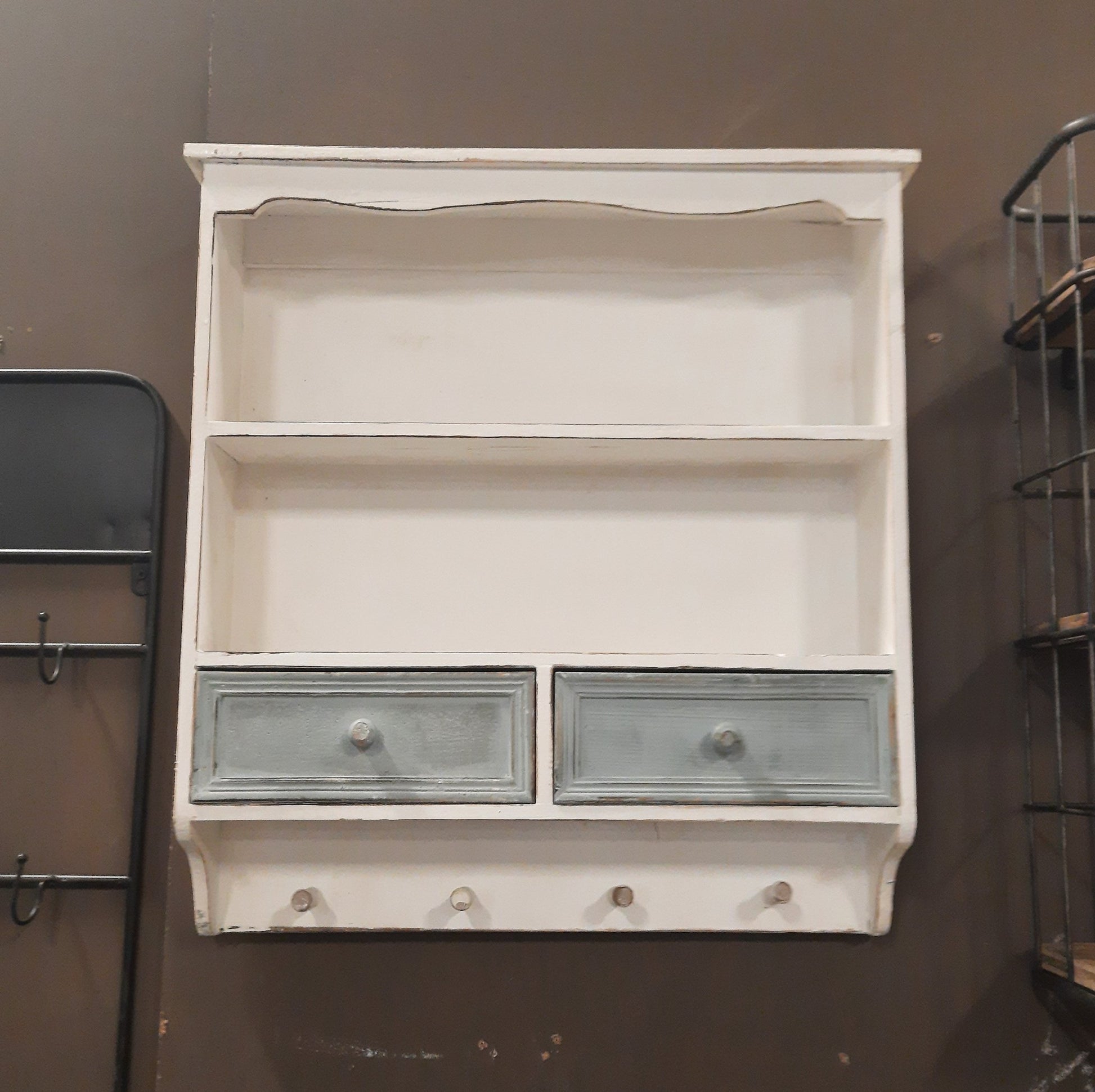 Wandregal Holz mit Schubladen & Haken - Shabby Chic Landhausstil Weiß, Braun {{ Shabby Chic und Landhaus Deko }} {{ www.Stein-Alt.de }}