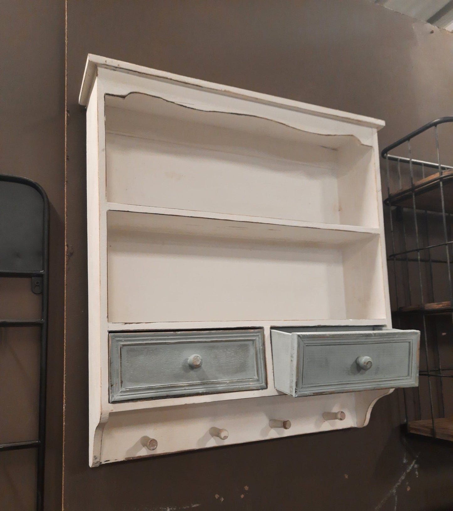 Wandregal Holz mit Schubladen & Haken - Shabby Chic Landhausstil Weiß, Braun {{ Shabby Chic und Landhaus Deko }} {{ www.Stein-Alt.de }}