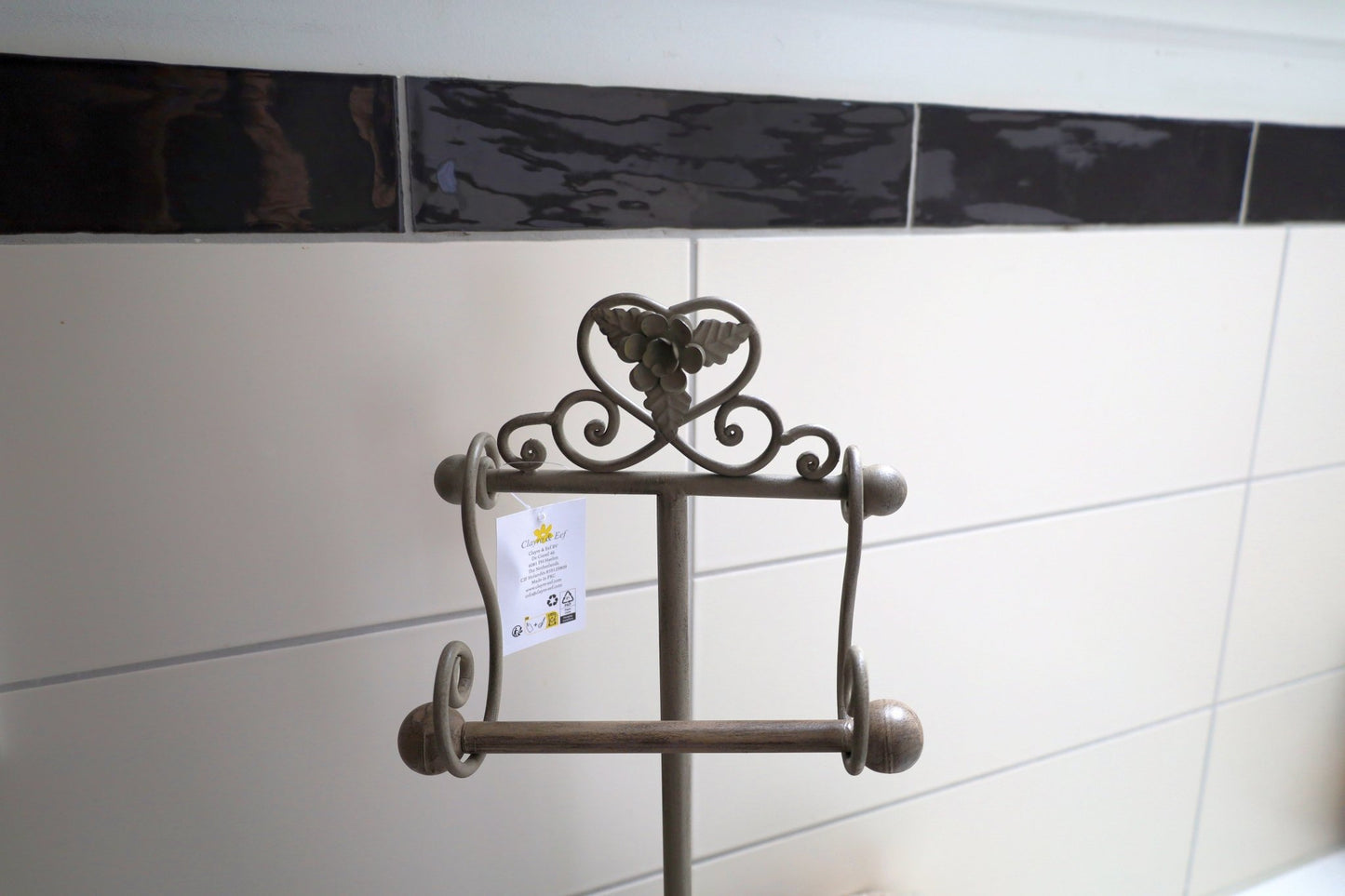 WC-Rollenhalter Shabby Chic Beige – Toilettenpapierständer im Landhausstil {{ Shabby Chic und Landhaus Deko }} {{ www.Stein-Alt.de }}
