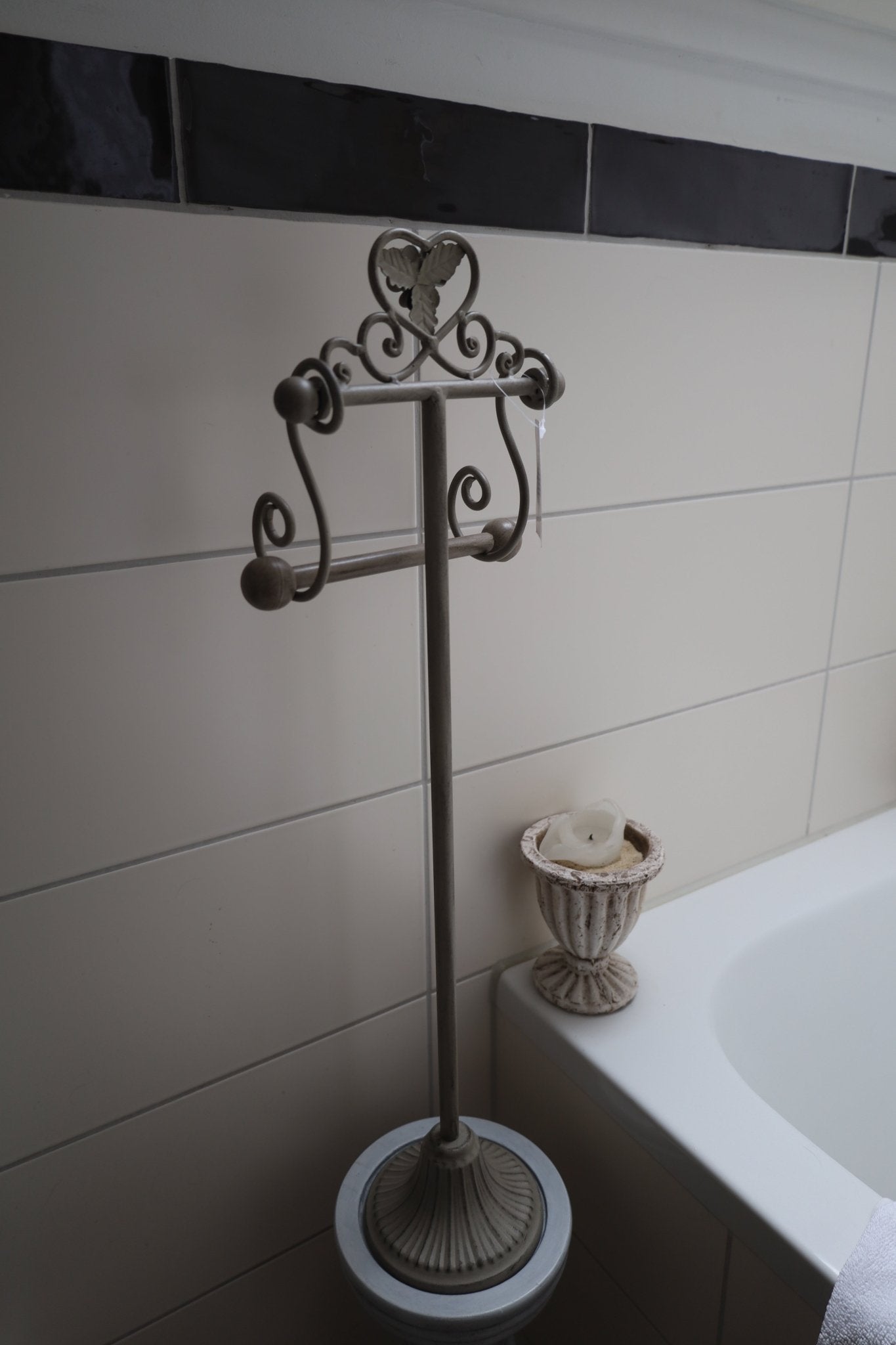 WC-Rollenhalter Shabby Chic Beige – Toilettenpapierständer im Landhausstil {{ Shabby Chic und Landhaus Deko }} {{ www.Stein-Alt.de }}