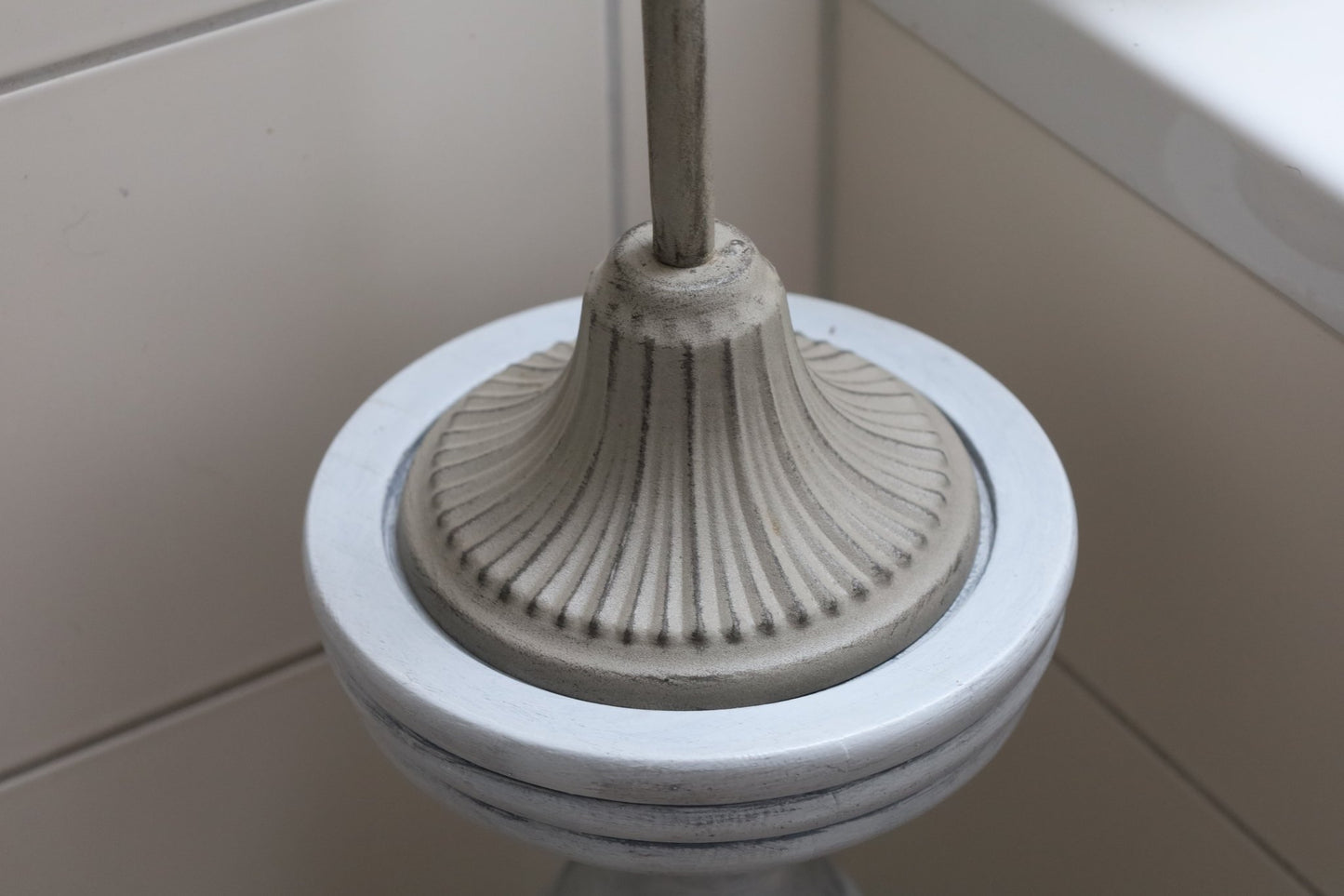 WC-Rollenhalter Shabby Chic Beige – Toilettenpapierständer im Landhausstil {{ Shabby Chic und Landhaus Deko }} {{ www.Stein-Alt.de }}