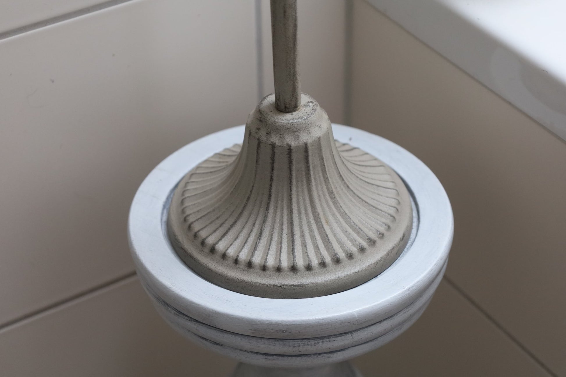 WC-Rollenhalter Shabby Chic Beige – Toilettenpapierständer im Landhausstil {{ Shabby Chic und Landhaus Deko }} {{ www.Stein-Alt.de }}