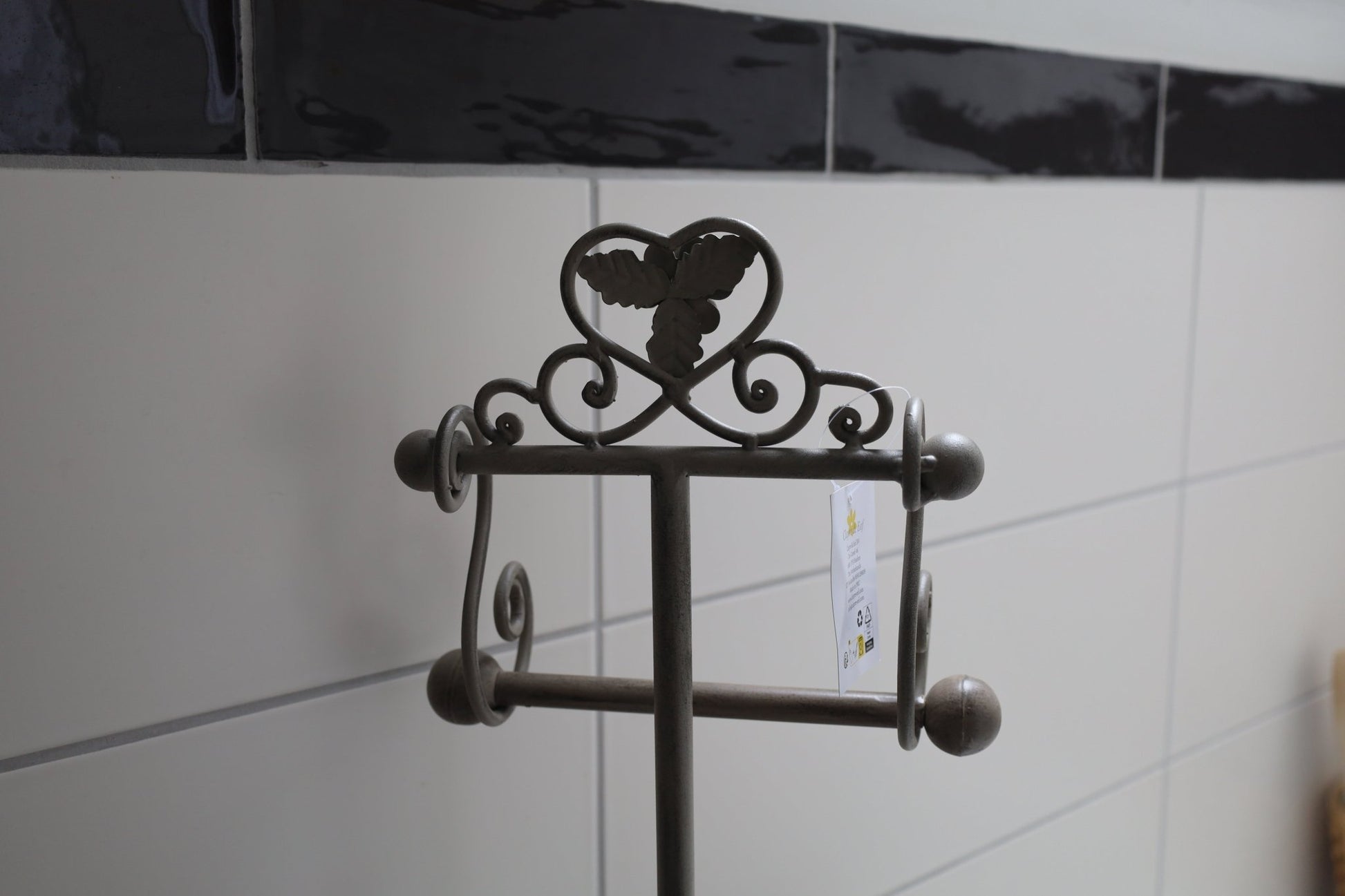 WC-Rollenhalter Shabby Chic Beige – Toilettenpapierständer im Landhausstil {{ Shabby Chic und Landhaus Deko }} {{ www.Stein-Alt.de }}