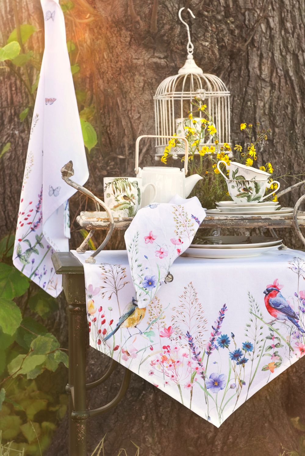 Weiße Tischdecke Baumwolle Landhausstil - Tischband Frühling Sommer Shabby Chic {{ Shabby Chic und Landhaus Deko }} {{ www.Stein-Alt.de }}