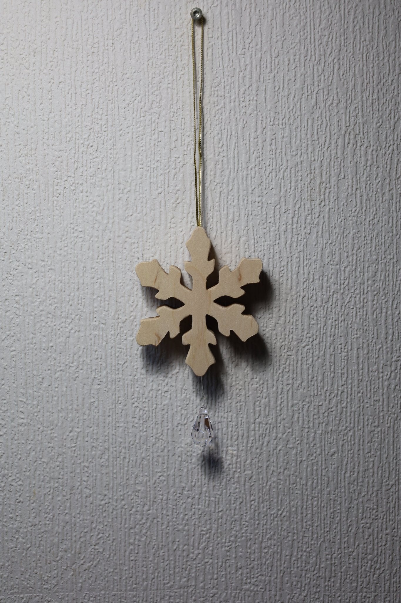 Winterliche Holzanhänger – Rentier, Schneeflocke, Stern | Rindenholz Weihnachtsdeko {{ Shabby Chic und Landhaus Deko }} {{ www.Stein-Alt.de }}